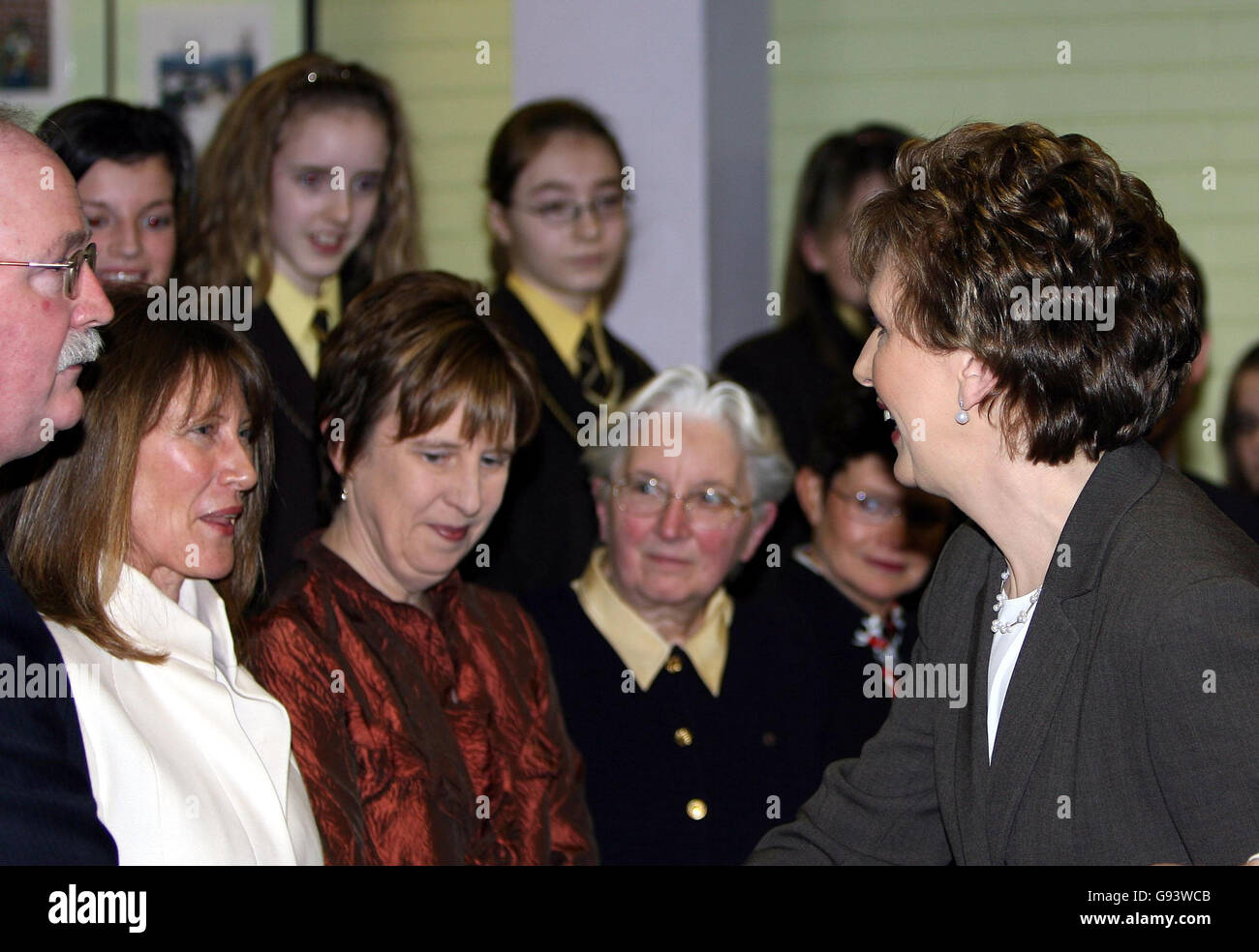 Die irische Präsidentin Mary McAleese spricht mit den Mitarbeitern und Schülern der Loretto-Klosterschule in Omagh Co Tyrone, die am Dienstag, den 31. Januar 2006, das 150-jährige Bestehen feiert, auf einer Tour durch die Schule mit Ehemann Martin. Sie werden dann in das benachbarte Dorf Beragh zu einem Treffen mit Rentnern PRESSE VEREIN Foto. Bildnachweis sollte lauten: Paul Faith /PA Stockfoto