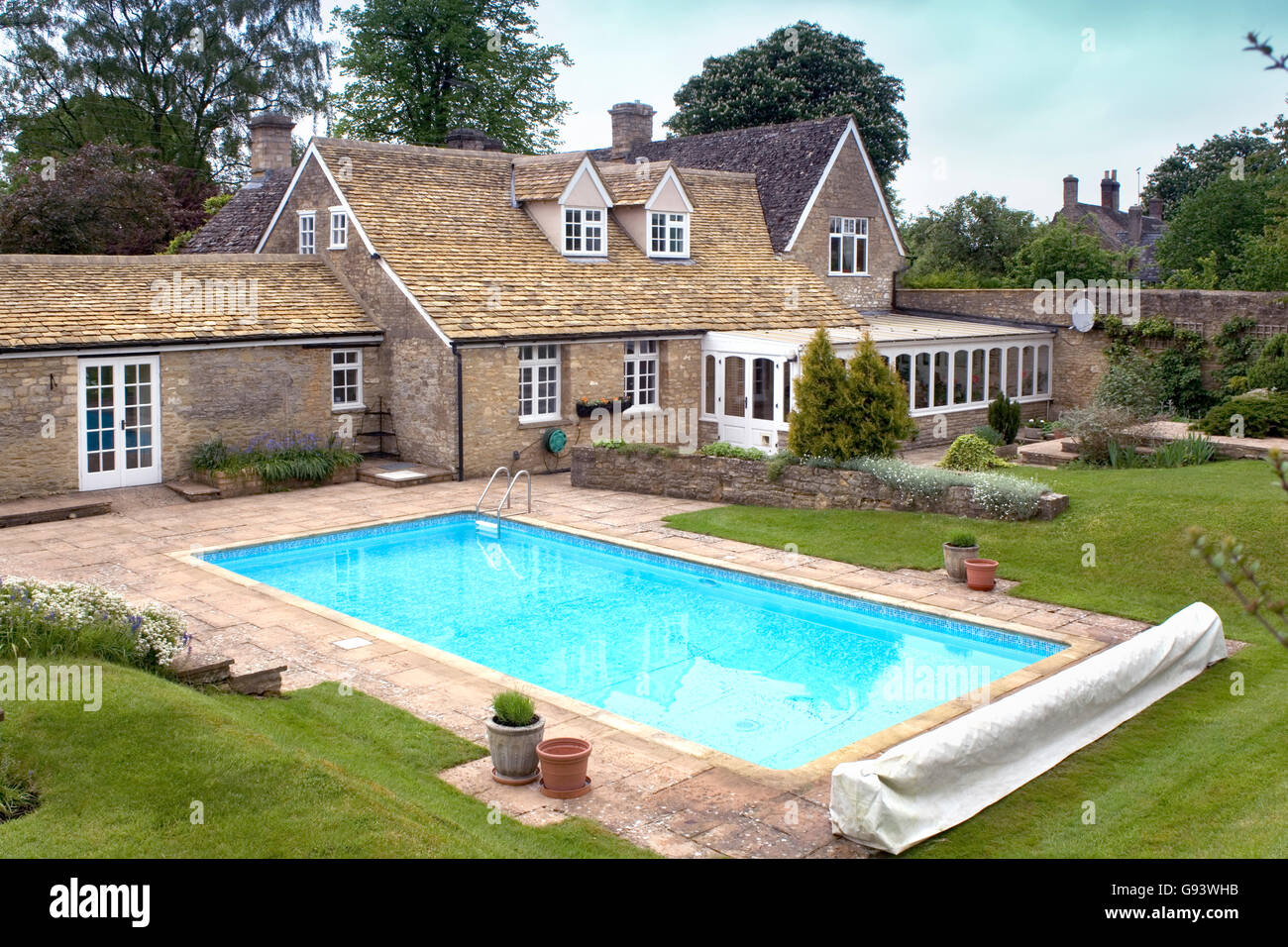 house garden swimming pool uk stockfotos & house garden swimming