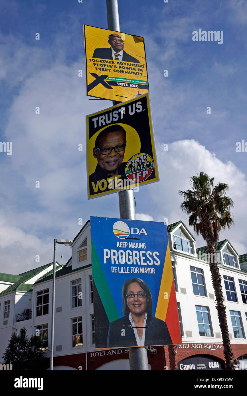 Wahlplakate auf Laternenpfahl in Cape Town, Südafrika. Stockfoto