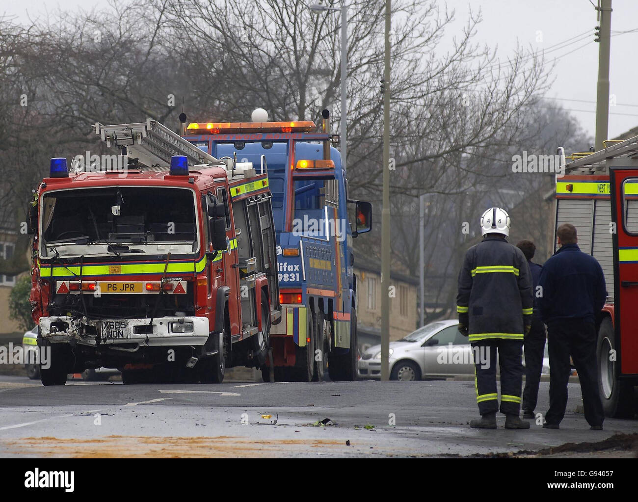 Ein Feuerwehrauto wird am Samstag, den 4. Februar 2006, in Idle, in der Nähe von Bradford, von einem Abschleppwagen entfernt, nachdem er in ein Haus abgestürzt ist. Die Polizei von West Yorkshire sagte, dass niemand im Haus verletzt worden sei, aber fünf Personen des Feuerwehrmotors wurden in das Bradford Royal Infirmary gebracht. Keine der Verletzungen wird als lebensbedrohlich empfunden. Siehe PA Geschichte POLICE Engine. DRÜCKEN SIE VERBANDSFOTO. Das Foto sollte lauten: John Giles/PA. Stockfoto