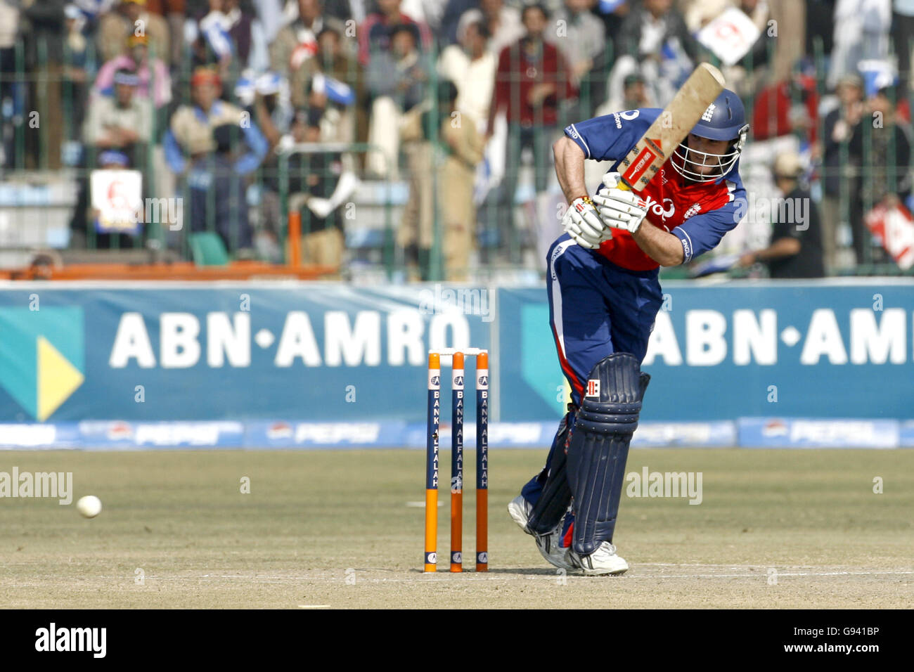 Der englische Andrew Strauss während des ersten eintägigen internationalen gegen Pakistan im Gaddafi-Stadion in Lahore, Pakistan, Samstag, 10. Dezember 2005. DRÜCKEN SIE VERBANDSFOTO. Bildnachweis sollte lauten: Gareth Copley/PA. Stockfoto