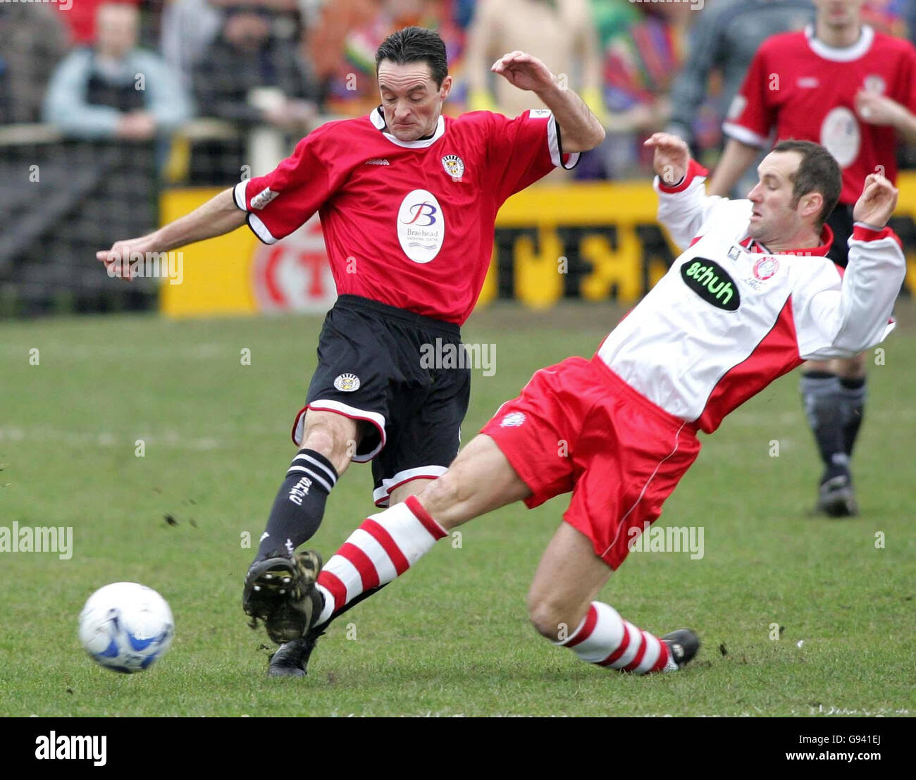 St. Mirren's Andy Milne und Spartans' John Potter (R) kämpfen um den Ball während des Tennant's Scottish Cup vierten Runde Spiel im City Park, Edinburgh, Sonntag, 5. Februar 2006. DRÜCKEN Sie VERBANDSFOTO. Bildnachweis sollte lauten: Steve Welsh/PA. ****** Stockfoto