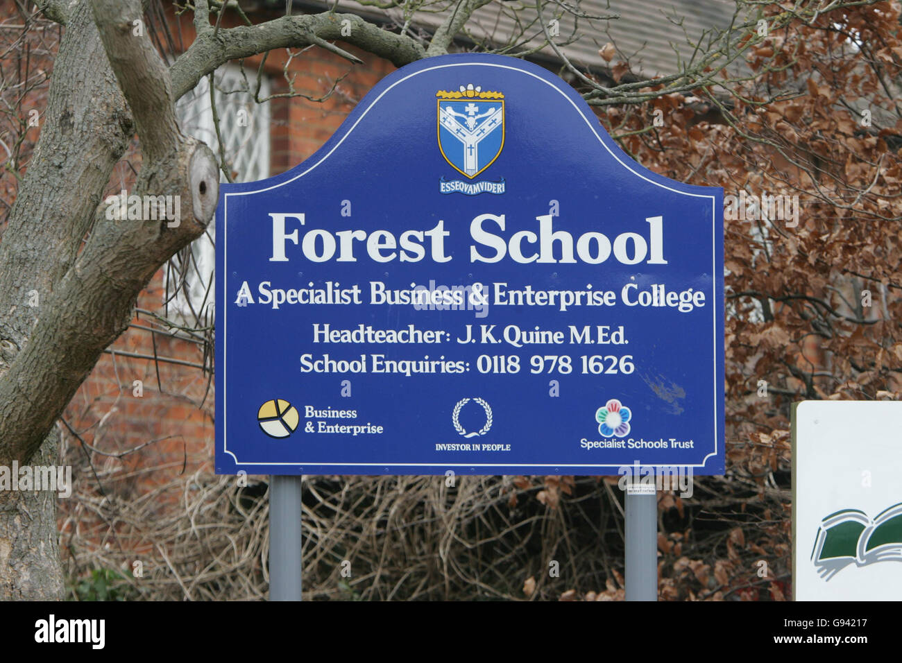 Ein Schild am Eingang der Forest School, Winnersh, in der Nähe von Reading, Montag, 6. Februar 2006. Die Schule in der Nähe von Reading wurde heute geschlossen, nachdem der Leichnam einer Frau auf dem Gelände gefunden wurde. Um 8:20 Uhr morgens wurde die Polizei zur Waldschule gerufen, als die Leiche der Frau gefunden wurde. Die Polizei von Thames Valley sagte, dass die Schule geschlossen wurde, da Vorkehrungen getroffen wurden, um Schüler zu entfernen. Siehe PA Story POLICE School. DRÜCKEN SIE VERBANDSFOTO. Bildnachweis sollte lauten: Tim Ockenden/PA. Stockfoto