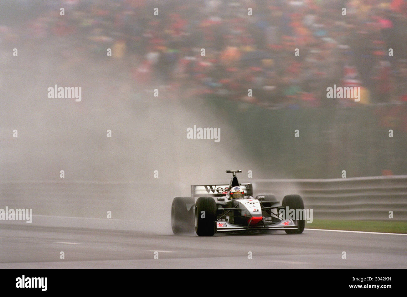 Formel-1-Motorsport - Großer Preis Von Belgien. David Coulthard schickt eine Wolke von Spray, während er durch den Regen fährt Stockfoto