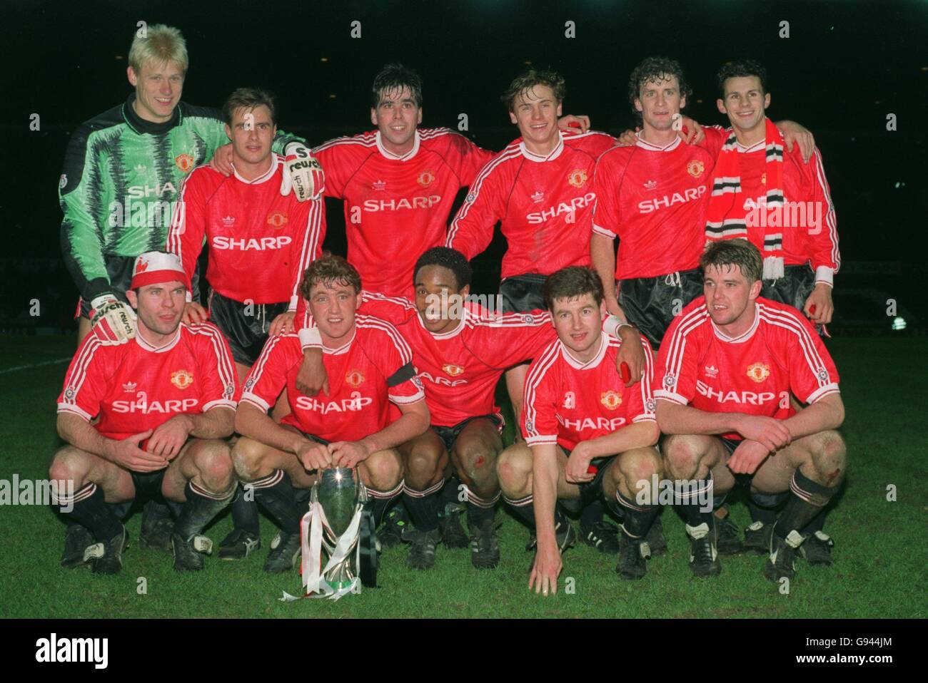 Das Team von Manchester United mit dem European Super Cup Stockfoto