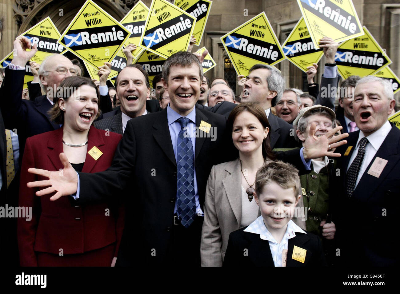 Willie Rennie (Mitte - blaue Krawatte), die für Dunfermline und West Fife Abgeordnete der Liberaldemokratischen Partei ist, wird am Montag, den 13. Februar 2006, von Frau Janet (graue Jacke), Sohn Alexander (vorne) und einer Schar von Parteimitgliedern vor den Houses of Parliament im Zentrum von London begleitet. Der neu gewählte Herr Rennie verblüffte Labour, indem er ihre Mehrheit von 11,562 umkippte, um den Sitz zu gewinnen, der zuvor Rachel Squire innehatte, die im Januar nach einer langen Krankheit starb. Siehe PA Geschichte POLITIK Dunfermline. DRÜCKEN SIE VERBANDSFOTO. Bildnachweis sollte lauten: Andrew Parsons/PA. Stockfoto