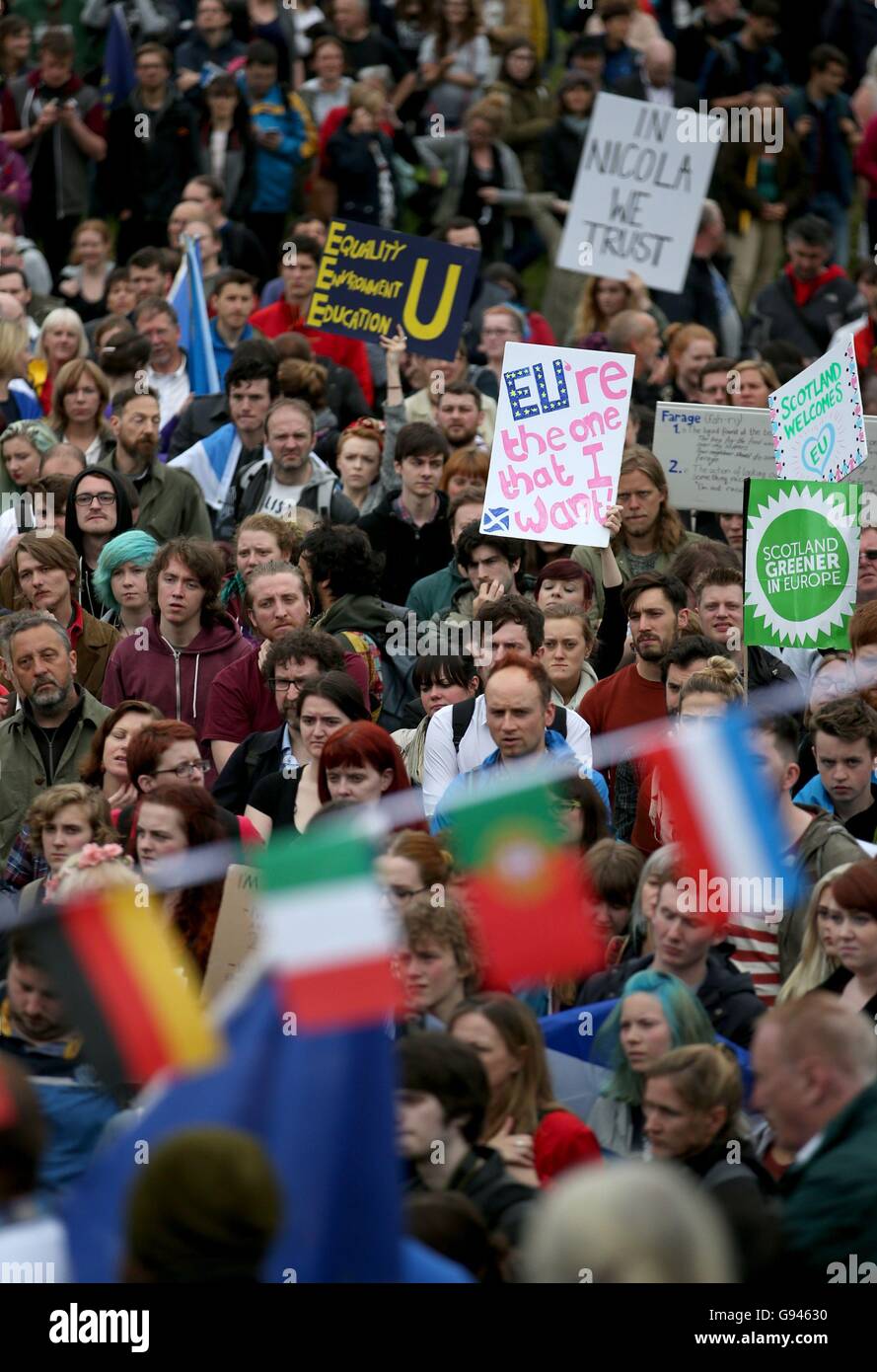 Tausende von bleiben Fans versammeln sich außerhalb des schottischen Parlaments, Edinburgh, um ihre Unterstützung für die Europäische Union im Zuge der Brexit zeigen. Stockfoto