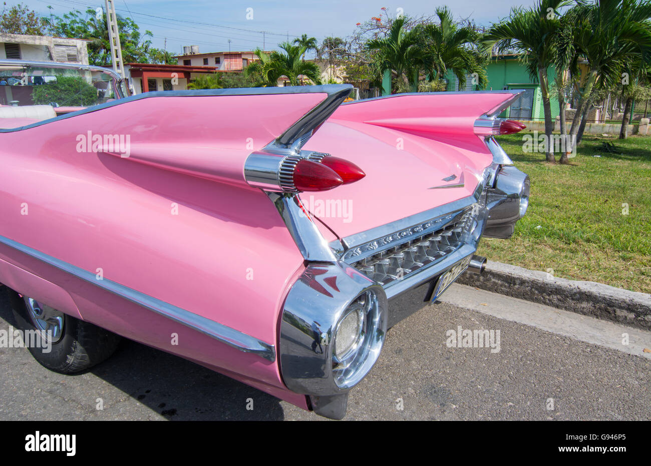 Strand von Varadero Kuba berühmten rosa 1959 große rosa Cadillac mit Flossen und Abstracts auf Straße Stockfoto