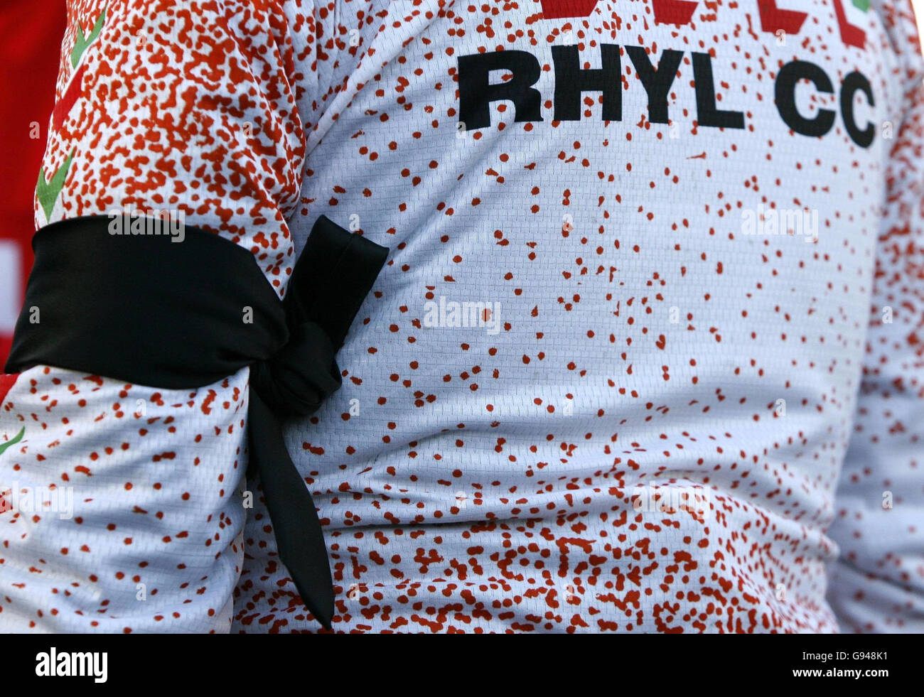 Ein Mitglied des Rhyll Cycling Club trägt eine schwarze Armbinde auf einer Clubfahrt, Sonntag, den 15. Januar 2006 eine Woche nach einem Unfall, bei dem letzte Woche vier Mitglieder in der Nähe von Abergele ums Leben kamen. Der 61-jährige Vorsitzende des Clubs, Maurice Broadbent, Ausschussmitglied Dave Horrocks, 49 und der 42-jährige Wayne Wilkes, wurden sofort getötet, als ein Toyota Corolla auf dem Eis rutschte und sich auf der A547 Rhuddlan Road in die ahnungslosen Fahrer schleuderte. Der Radfahrer John Harland sah auch seinen 14-jährigen Sohn Thomas, der mit ihm unterwegs war, bei dem Zerschlagung gegen 10.00 Uhr sterben. Siehe PA Geschichte UNFALL Radfahrer. DRÜCKEN SIE VERBANDSFOTO. Stockfoto