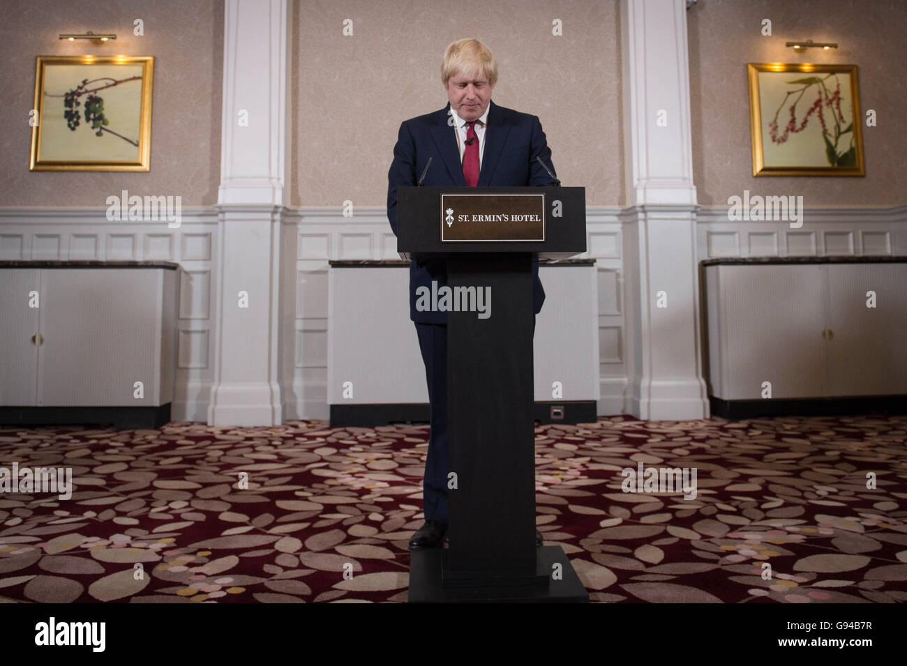 Boris Johnson spricht während einer Pressekonferenz im St Ermin Hotel in London, wo er offiziell angekündigt, dass er das Rennen um David Cameron in der Downing Street gelingen nicht betreten werden. Stockfoto