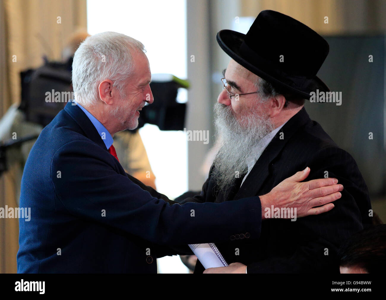 Jeremy Corbyn trifft sich mit Rabbi Pinter (rechts) nach Abgabe einer Rede über den Labour Antisemitismus Anfrage Ergebnisse im Savoy Hotel, London. Stockfoto