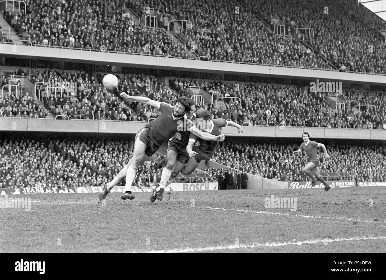 Fußball - Football League Division One - Chelsea gegen Liverpool - Stamford Bridge. Kenny Dalglish (r) von Liverpool schlägt Chelsea's Micky Droy (l) und Ron Harris (c), um einen Kopfball nach oben zu lenken Stockfoto