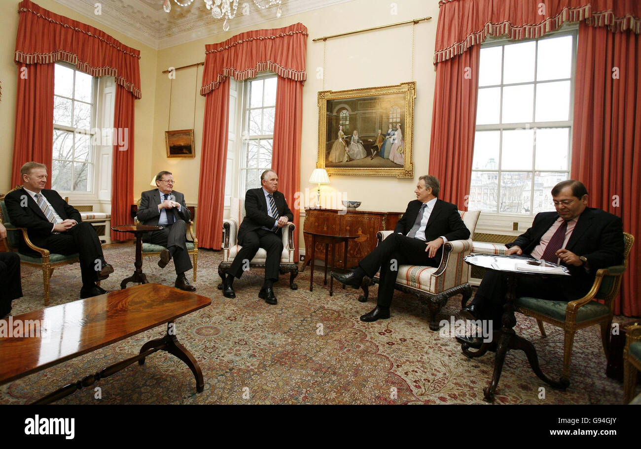 Islands Premier Halldor Asgrimsson (Mitte links) spricht mit dem britischen Premierminister Tony Blair (Mitte rechts) in der Downing Street 10, London, Mittwoch, 22. Februar 2006, unter Beobachtung von Helfer. Sehen Sie sich die PA-Geschichte an. DRÜCKEN Sie VERBANDSFOTO. Bildnachweis sollte lauten: Richard Lewis/EPA Rota/PA. Stockfoto