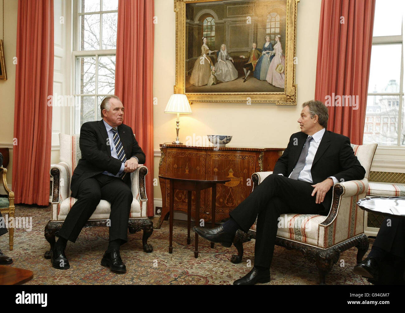 Islands Premier Halldor Asgrimsson (L) spricht am Mittwoch, den 22. Februar 2006, in der Downing Street 10, London, mit dem britischen Premierminister Tony Blair (R). Sehen Sie sich die PA-Geschichte an. DRÜCKEN SIE VERBANDSFOTO. Bildnachweis sollte lauten: Richard Lewis/EPA Rota/PA Stockfoto