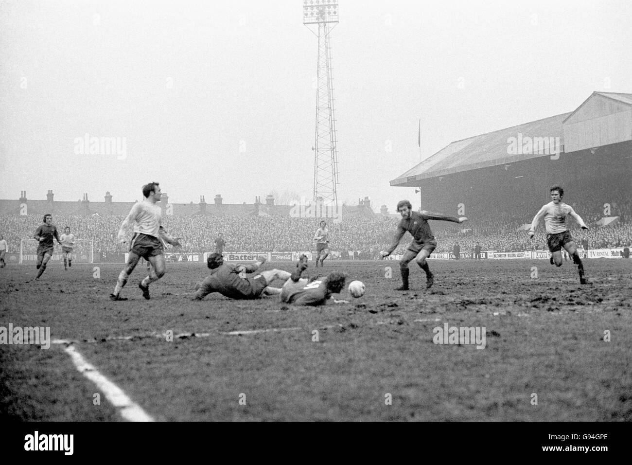 Der Ball läuft frei, nachdem Orients Ian Bowyer (c) Chelsea-Torhüter Peter Bonetti (zweite l) herausforderte, beobachtet von Chelsea Ron Harris (l) und Dave Webb (r), und Orients Barrie Fairbrother (zweite r), die auf den losen Ball verriegelt, um das Siegtor zu erzielen Stockfoto