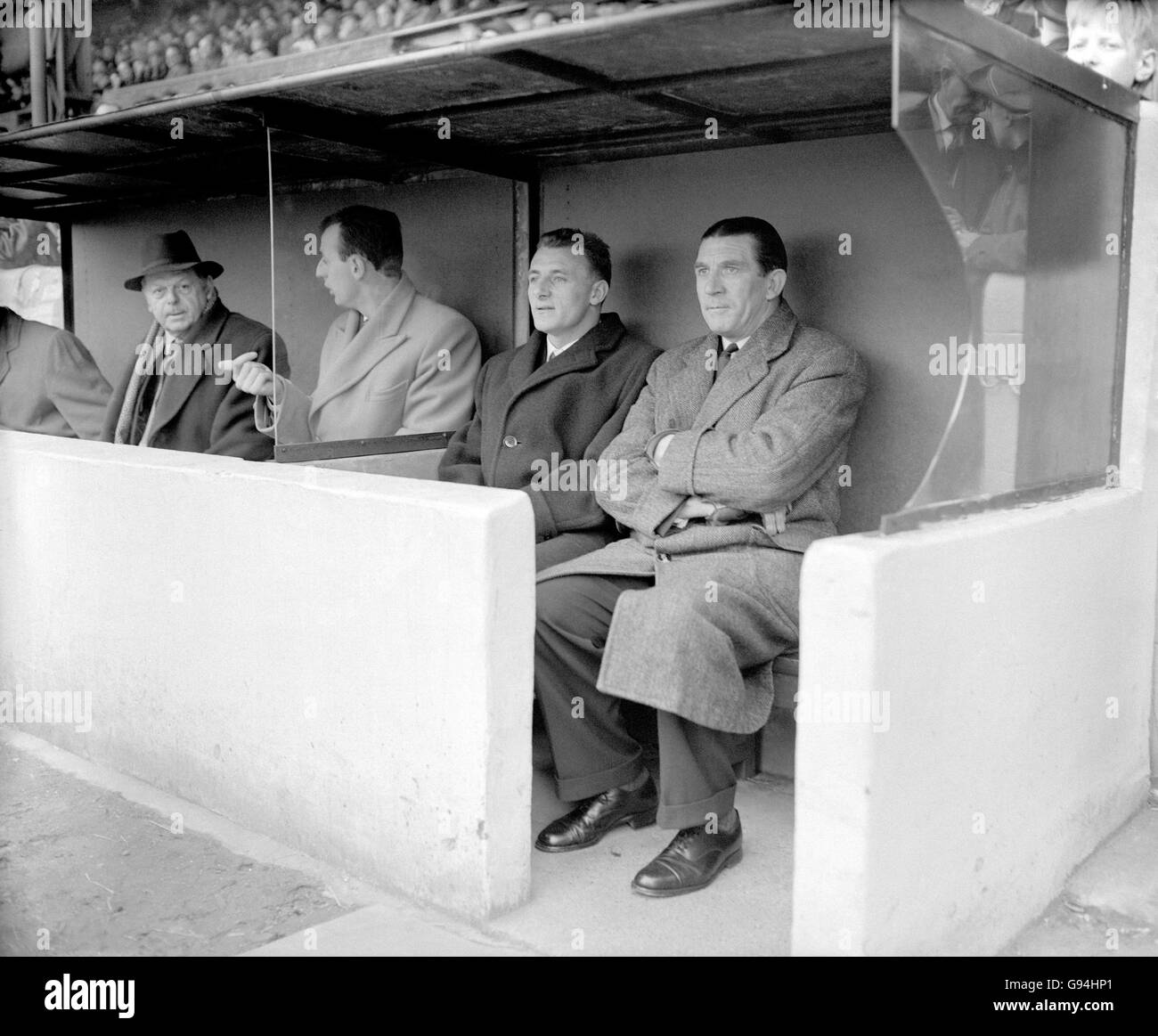 Fußball - Football League Division One - Chelsea / Blackpool - Stamford Bridge. Chelsea-Manager Ted Drake (r) sitzt neben seinem neuen Spielertrainer Tommy Docherty (zweite r) im Dugout Stockfoto