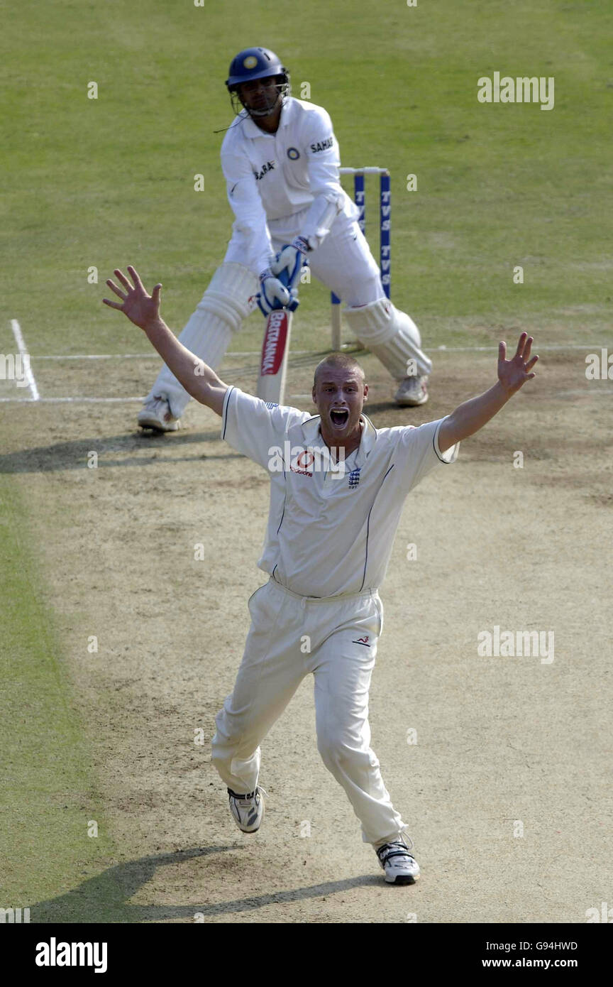 England Kapitän Andrew Flintoff appelliert erfolglos für die lbw-Entscheidung gegen indischen Kapitän Rahul Dravid während des zweiten Tages des ersten Test-Spiel auf dem Vidarbha Cricket Association Ground, Nagpur, Indien, Donnerstag, 2. März 2006. DRÜCKEN Sie VERBANDSFOTO. Bildnachweis sollte lauten: Rebecca Naden/PA. ***- KEINE HANDY-NUTZUNG*** Stockfoto