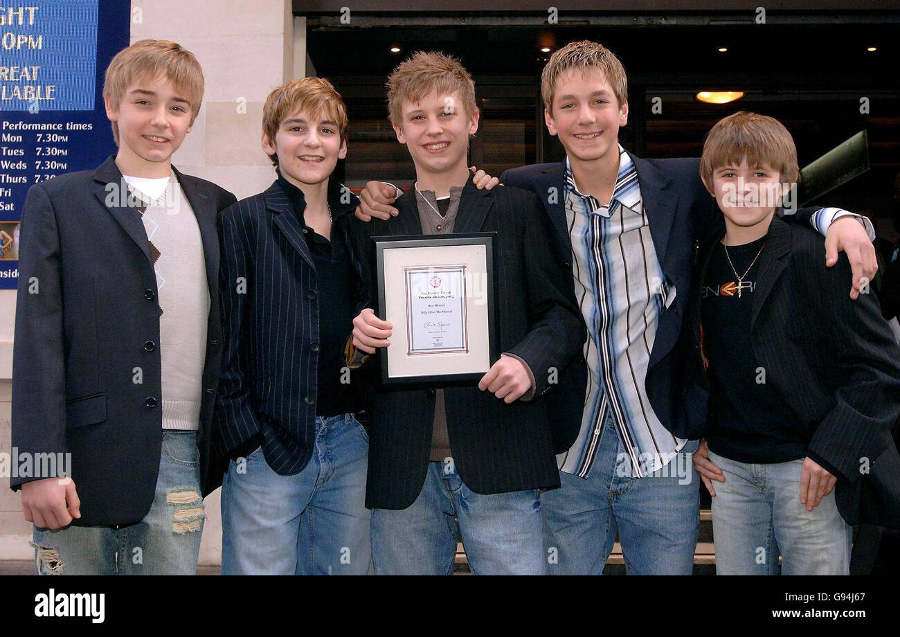 (Von links nach rechts) Liam Mower, Leon Cooke, George Maguire, James Lomas und Travis Yates, die alle als Billy Elliot (auf Rota-Basis) auftreten. Billy Elliot gewann den Preis für das beste Musical bei den Critics Circle Theatre Awards, die am Dienstag, den 31. Januar 2006, im Prince of Wales Theatre im Zentrum von London bei den Critics Circle Theatre Awards verliehen wurden. DRÜCKEN SIE VERBANDSFOTO. Der Bildnachweis sollte lauten: Ian West/PA Stockfoto