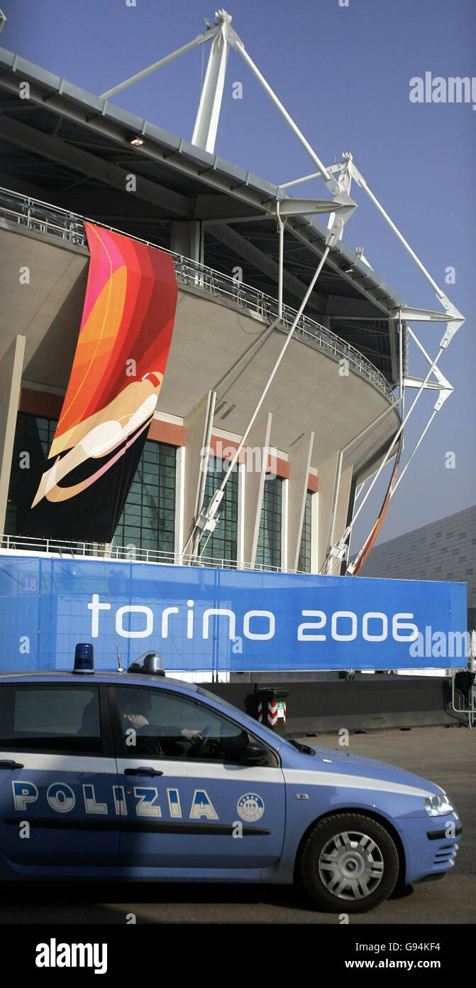 Vor der Eröffnungszeremonie der Olympischen Winterspiele 2006 in Turin, Donnerstag, den 9. Februar 2006, patrouilliert die Polizei vor dem Olympiastadion in Turin, Italien. Siehe PA Story OLYMPISCHE WINTERSPIELE. DRÜCKEN SIE VERBANDSFOTO. Das Foto sollte lauten: Andrew Milligan/PA. **NUR FÜR REDAKTIONELLE ZWECKE** Stockfoto