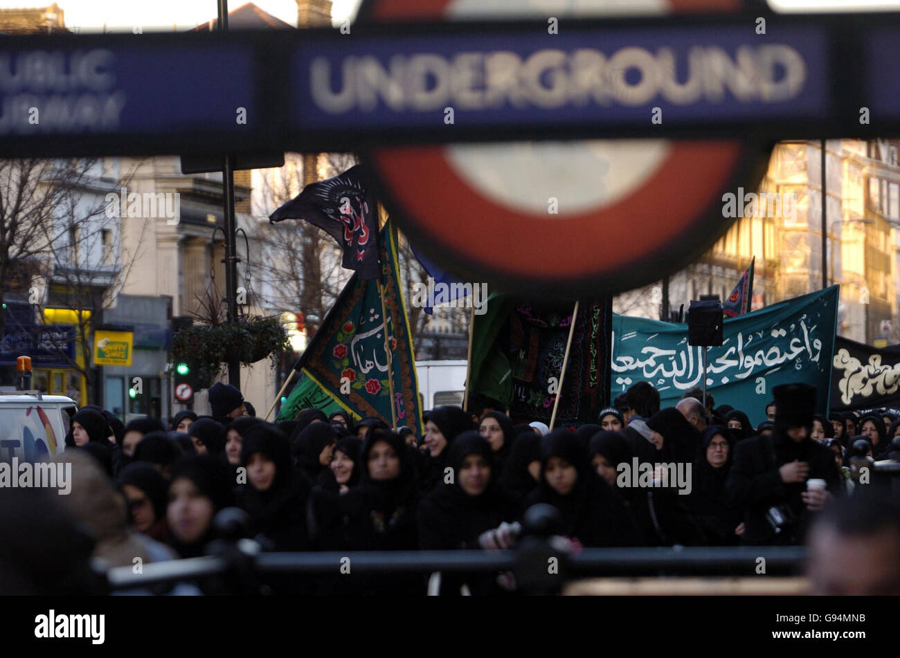 Muslimische Frauen passieren Bayswater während eines marsches durch West-London am Donnerstag, dem 9. Februar 2006, dem 10. Tag von Muharram, der an den Tod des muslimischen Märtyrers Imam Hussein, Enkel des Propheten Mohammed, erinnert. Standalone-Foto. DRÜCKEN SIE VERBANDSFOTO. Bildnachweis sollte lauten: Ian Nicholson/PA. Stockfoto