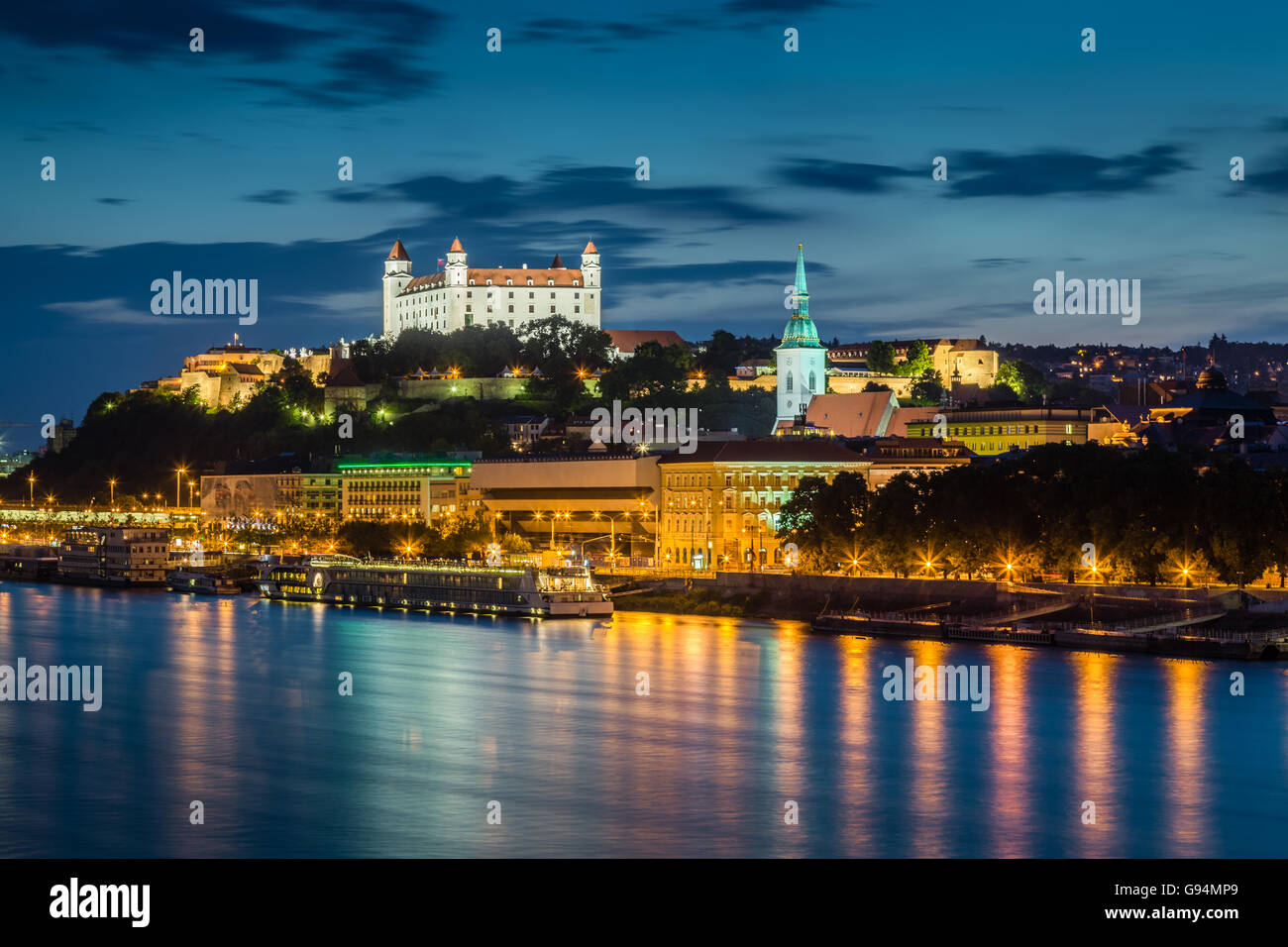 Abends Blick auf Bratislava, der Hauptstadt der Slowakei. Vorsitz des Rates der Europäischen Union - Slowakei (Jul-Dez 20 Stockfoto