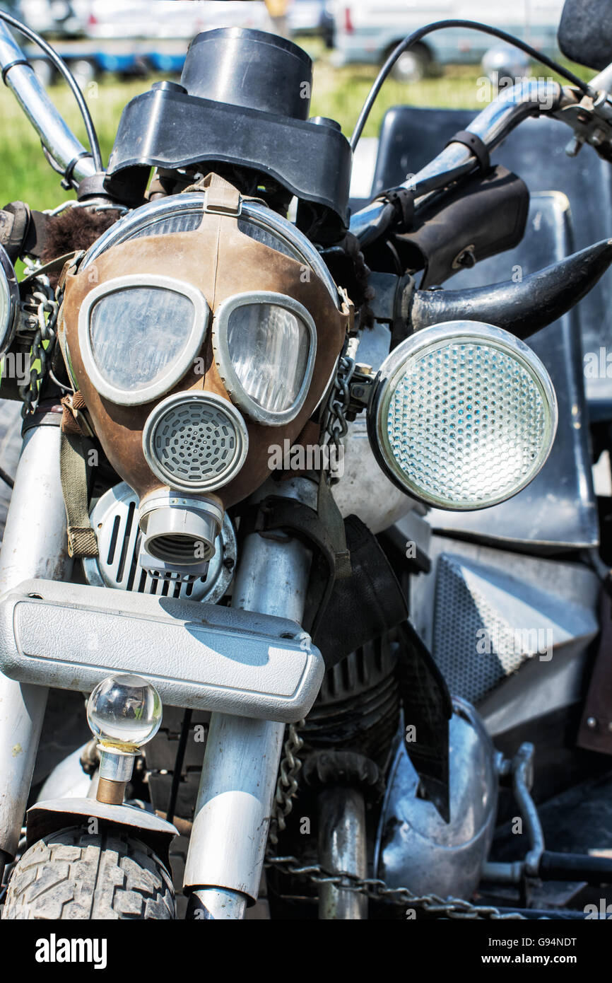 Detail der veteran Motorrad mit symbolischen Gasmaske. Biker treffen.  Ansicht von vorne. Lenker und Scheinwerfer. Exhibitionismus-Thema  Stockfotografie - Alamy