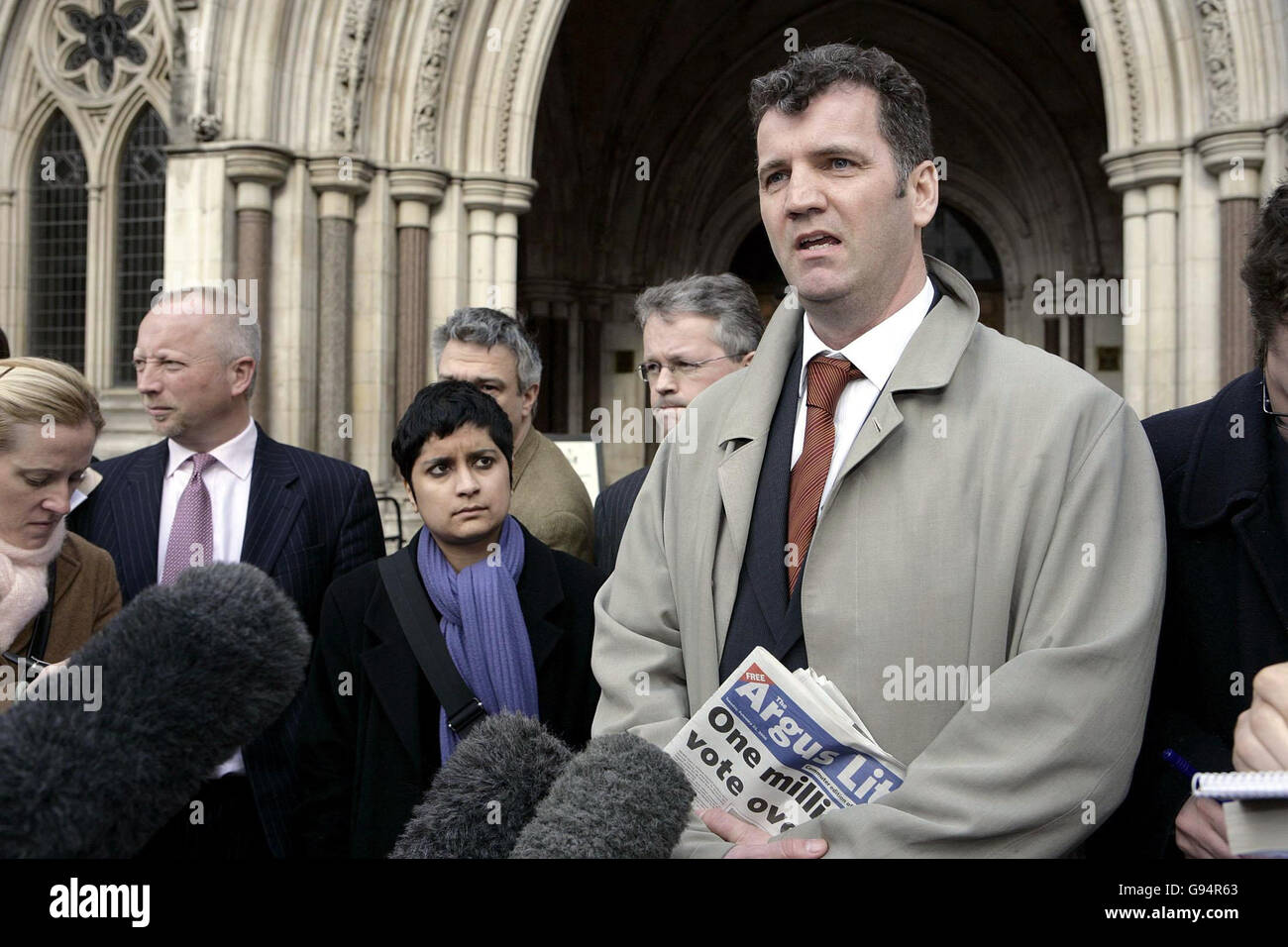 Giles Darby (lila Krawatte), David Bermingham (Brille) und Gary Mulgrew (mit Zeitung) vor dem High Court, Dienstag, den 21 2006. Februar, nachdem sie ihren Kampf gegen die Auslieferung an die Vereinigten Staaten verloren hatten. Die drei Stadtbanker werden beschuldigt, eine Tochtergesellschaft von NatWest im Zusammenhang mit dem Zusammenbruch des Energieriesen Enron betrogen zu haben. Das Urteil des Obersten Gerichtshofs stellt den ersten Testfall im Auslieferungsgesetz der Regierung von 2003 dar. Shami Chakrabarti (blauer Schal), Direktor der Freiheit, verurteilte das Urteil. Siehe PA Geschichte GERICHTE Bankiers. DRÜCKEN Sie VERBANDSFOTO. Bildnachweis sollte lauten: Edmond Terakopian / Stockfoto