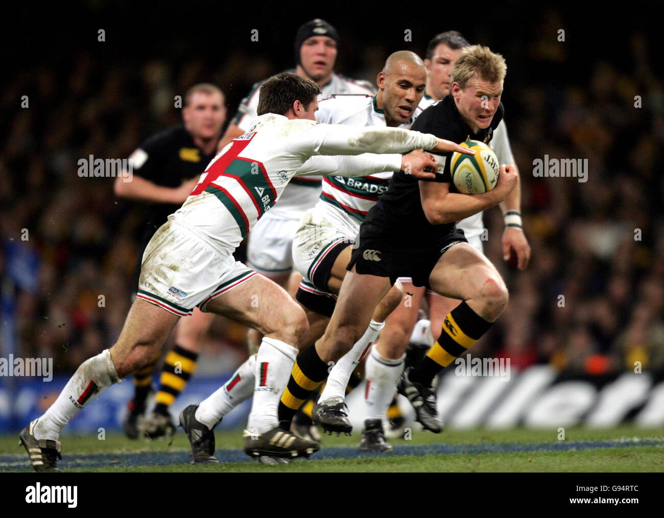 Stuart Abbott (R) von Wasps kommt während des Halbfinalmatches von Powergen im Millennuim Stadium, Cardiff, am Samstag, den 4. März 2006, an der Verteidigung von Leicester vorbei. DRÜCKEN SIE VERBANDSFOTO. Bildnachweis sollte lauten: David Davies/PA. Stockfoto