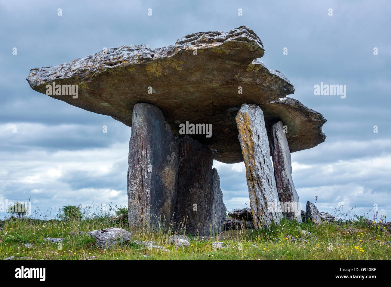Poulnabrone prähistorischen Dolmen auf einem Kalksteinplateau am Burren im County Clare in Irland Stockfoto