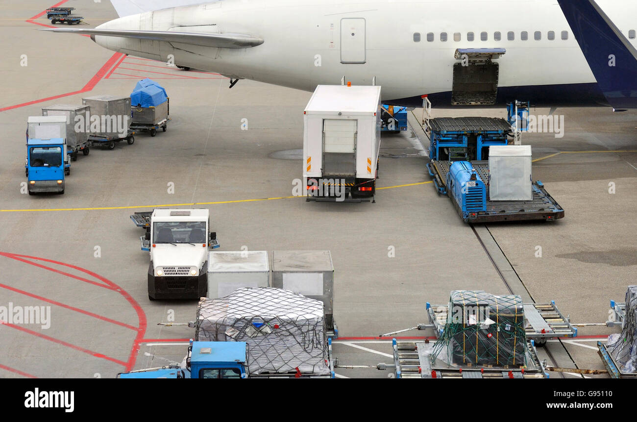 Laden eines Flugzeugs mit Luftfracht am Flughafen Stockfoto