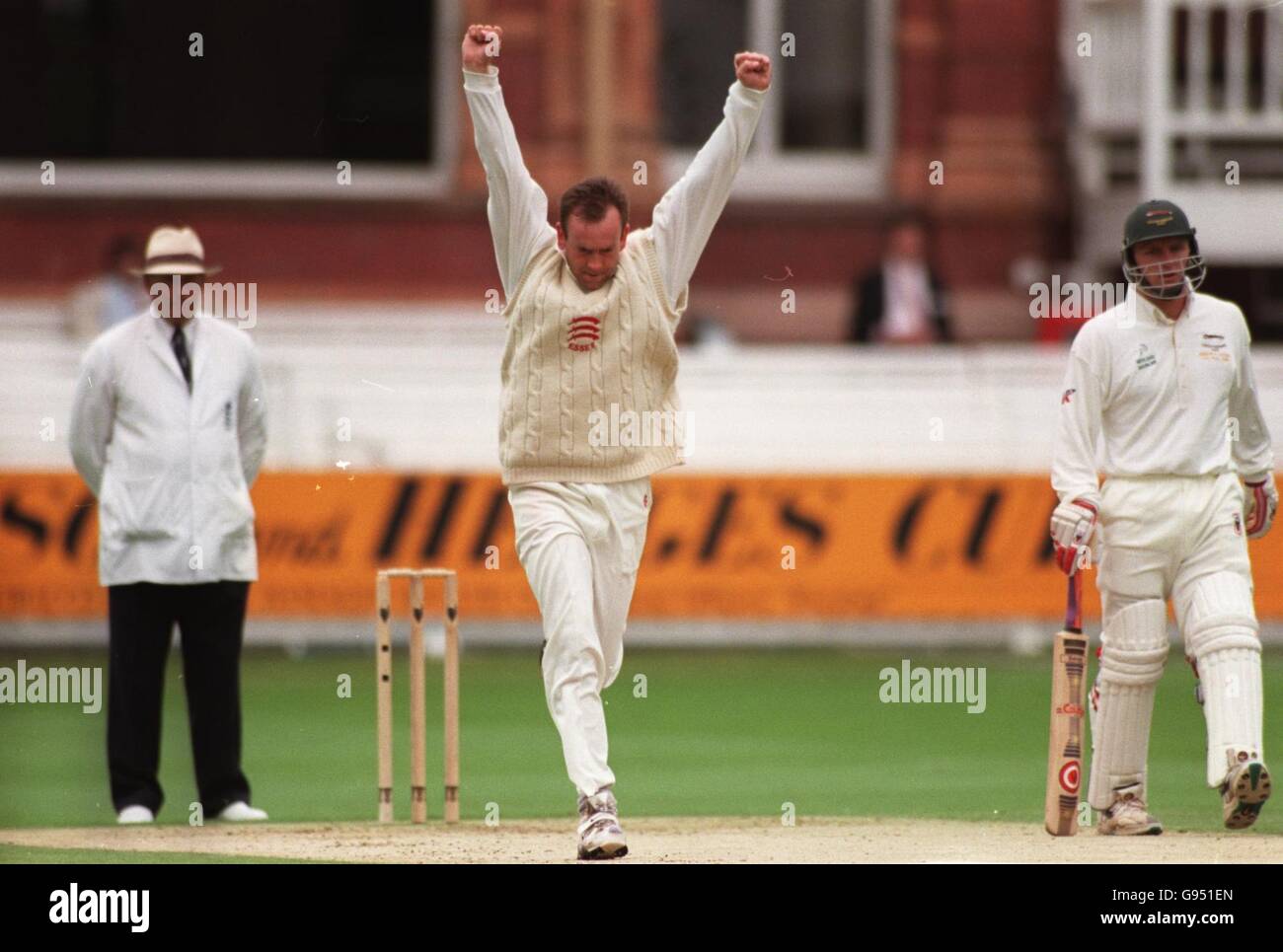 Cricket - Benson und Hedges Cup - Finale - Leicestershire / Essex. Mark Ilott von Essex feiert den Entlassen von Phil Simmons von Leicestershire Stockfoto