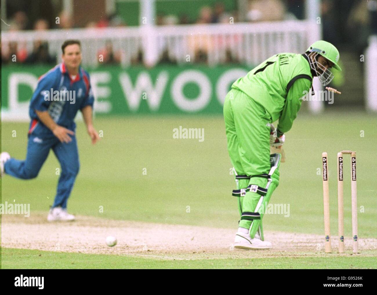 Cricket - ICC World Cup - Gruppe A - England / Kenia. Kenias Aasif Karim wird von Englands Mark Ealham überwältigt Stockfoto