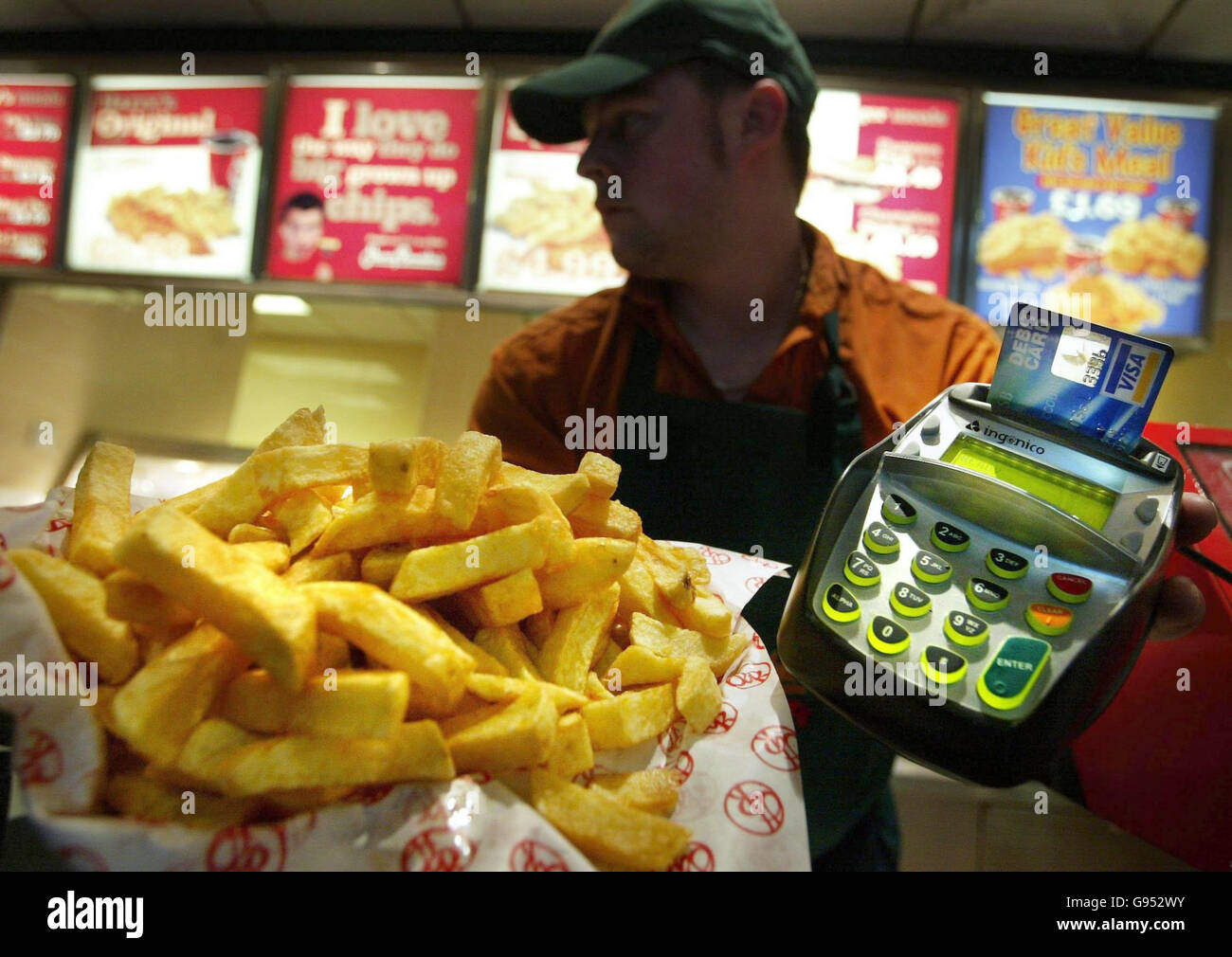 Chips werden bei Harry Ramsdens in Edinburgh am Dienstag, den 14. Februar 2006, mit einem Chip und einer PIN-Karte gekauft, da Verbraucher, die noch immer für Einkäufe unterschreiben, gewarnt werden, dass ihre Karten ab Mitternacht heute Abend abgelehnt werden könnten. Der Zahlungskonzern APACS warnte Menschen mit Chip- und PIN-Karten, dass Einzelhändler ihre Karten ab Mitternacht ablehnen könnten, wenn sie ihre PIN nicht kennen würden. Siehe PA Story MONEY Pin. DRÜCKEN SIE VERBANDSFOTO. Bildnachweis sollte lauten: David Ceskin/PA. Stockfoto