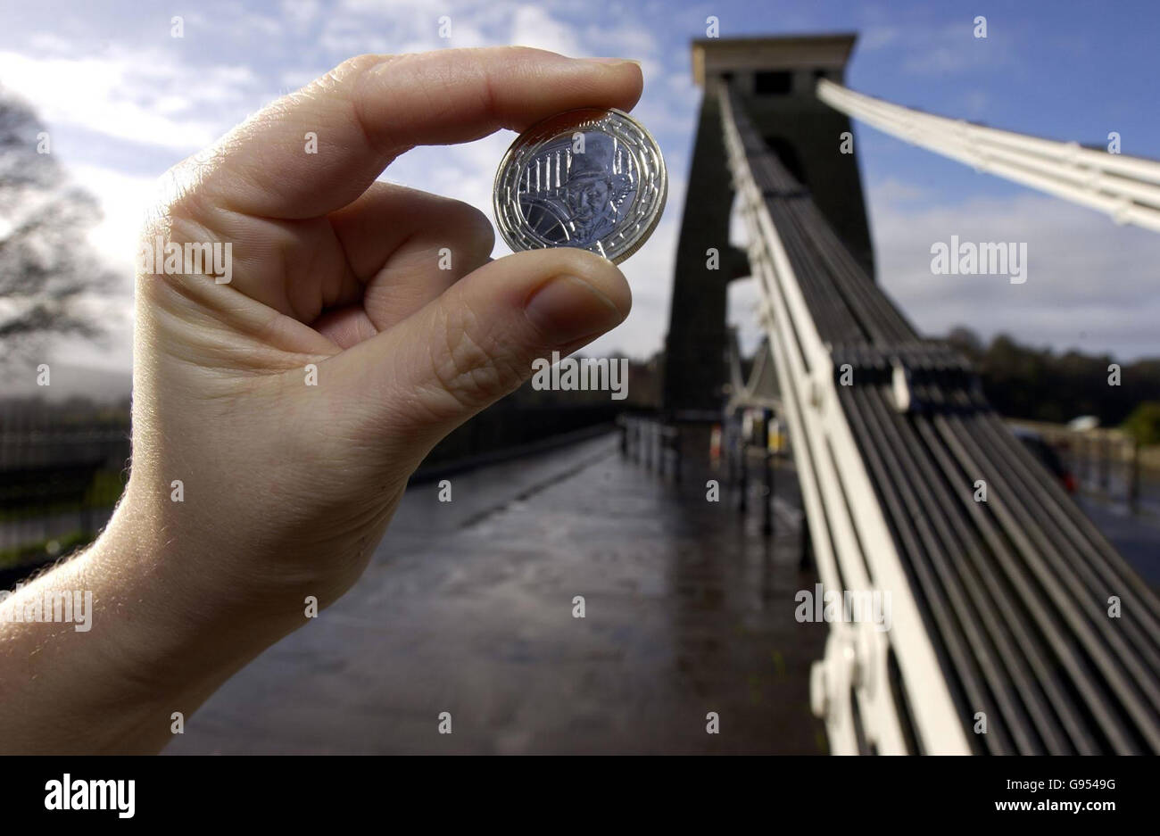 2 Münze, die von der Royal Mint herausgegeben wurde, wird gegen die Clifton Suspension Bridge, Bristol gezeigt. Die Münze ist eine von einem Paar, das den 200. Jahrestag der Geburt des Isambard-Königreichs Brunel feiert. Stockfoto