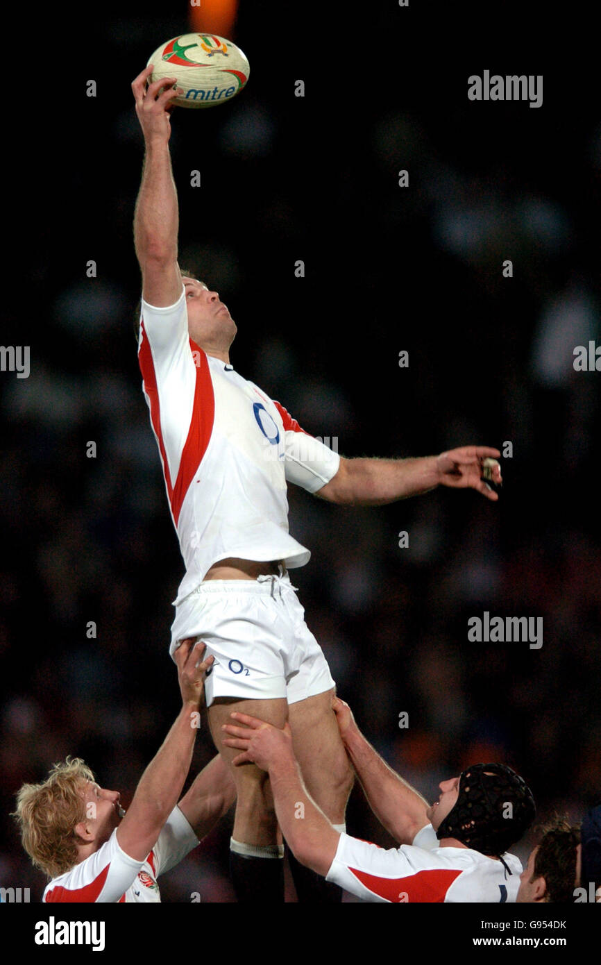 Rugby Union - RBS 6 Nations Championship 2006 - Italien gegen England - Stadio Flaminio. Der englische Joe Worsley behauptet den Line-Out-Ball. Stockfoto