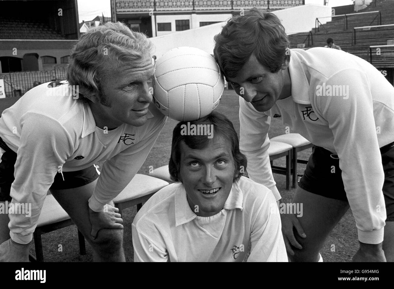 Fulhams Neuzugang Flemming Hanssen (c) mit seinen Teamkollegen Bobby Moore (l) und Alan Mullery (r) Stockfoto