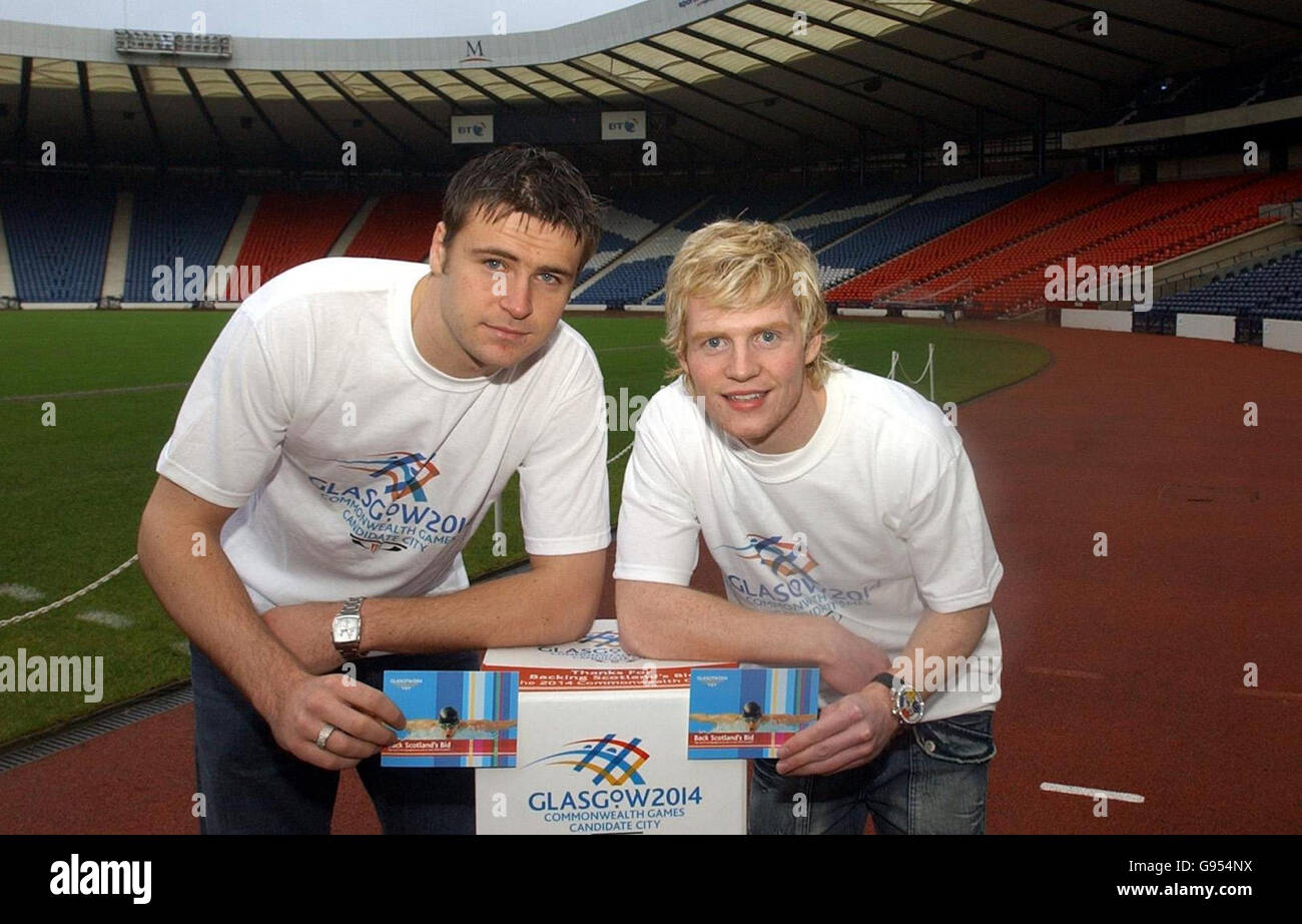 Die alten Firmenstars David Marshall of Celtic (links) und Chris Burke von den Rangers schließen sich zusammen, um Schottlands Bewerbung um die Commonwealth Games 2014 im Hampden Park in Glasgow, Donnerstag, den 16. Februar 2006, zu unterstützen. Bild zeigt. Siehe PA Geschichte SCOTLAND Games. ASSOZIATIONSFOTO. DAS FOTO SOLLTE DANNY Lawson/PA LAUTEN Stockfoto