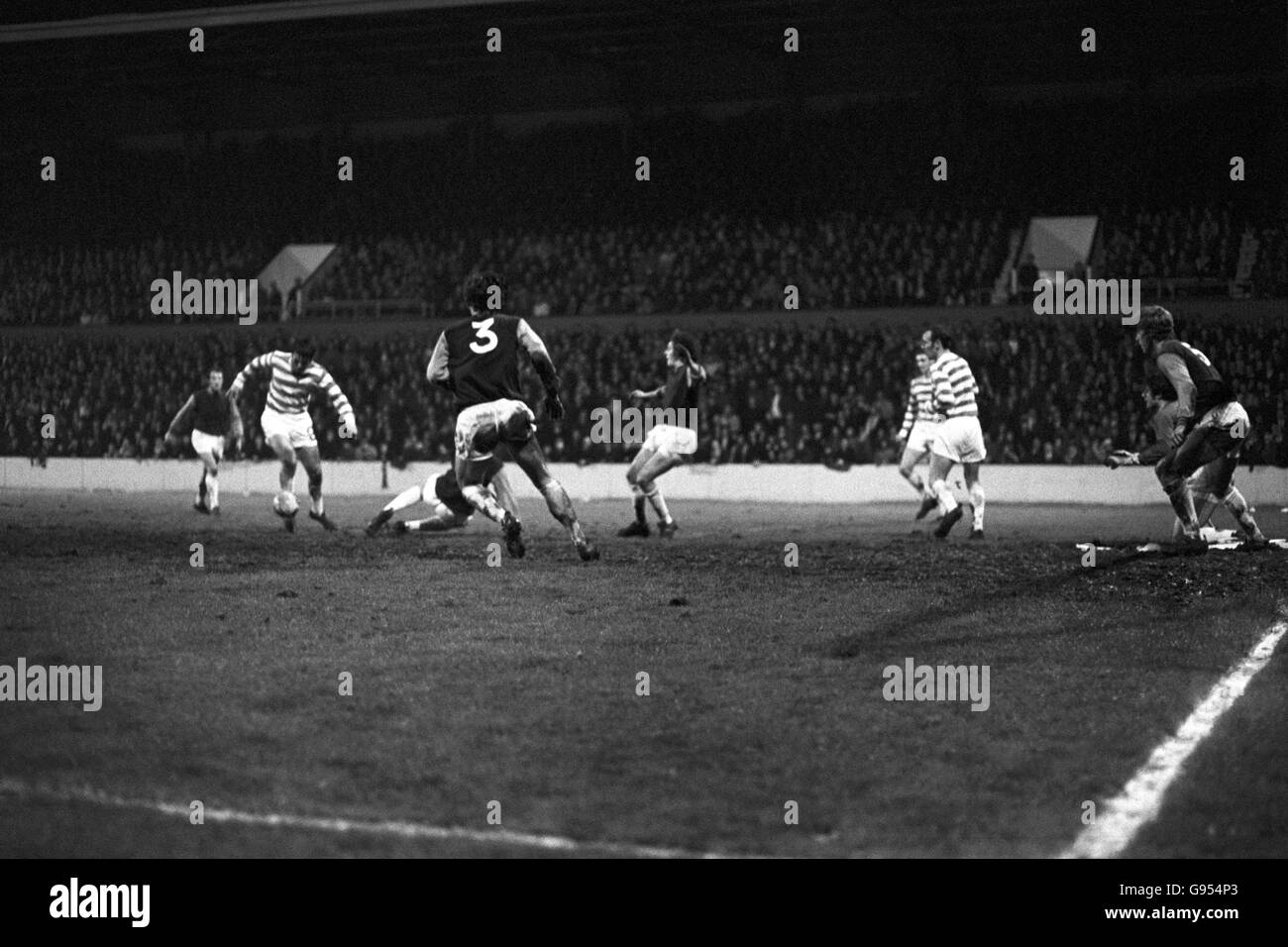 Celtic's John Hughes (l) versucht sich durchzuzukitschen The West Ham United verteidigte sich als United's Tommy Taylor (r) Und Bobby Ferguson (zweite R) wartet auf seinen Schuss Stockfoto