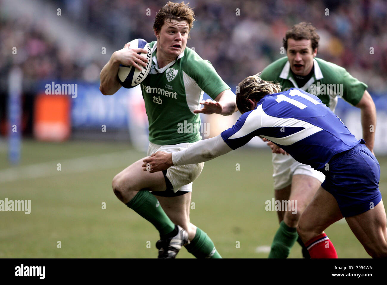 Rugby Union - RBS 6 Nations Championship 2006 - Frankreich gegen Irland - Stade de France. Der irische Brian O'Driscoll hat sich vor Frankreichs Cedric Heymans abgestellt Stockfoto