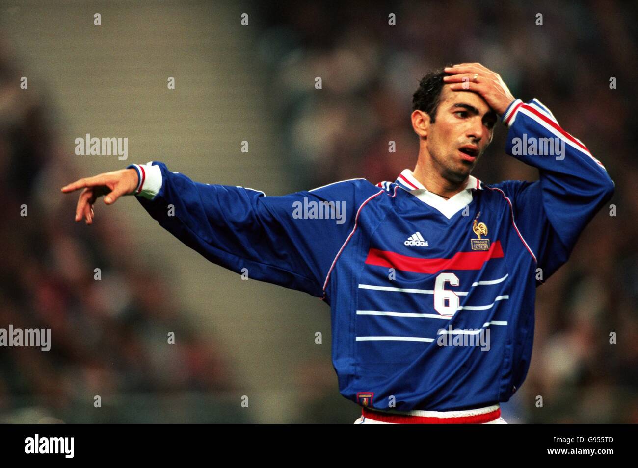 Youri Djorkaeff aus Frankreich zeigt seine Enttäuschung als Schiedsrichter Wendet seinen Appell für eine Ecke ab Stockfoto Youri Djorkaeff aus Frankreich zeigt seine Enttäuschung als Schiedsrichter Wendet seinen Appell für eine Ecke ab Stockfoto