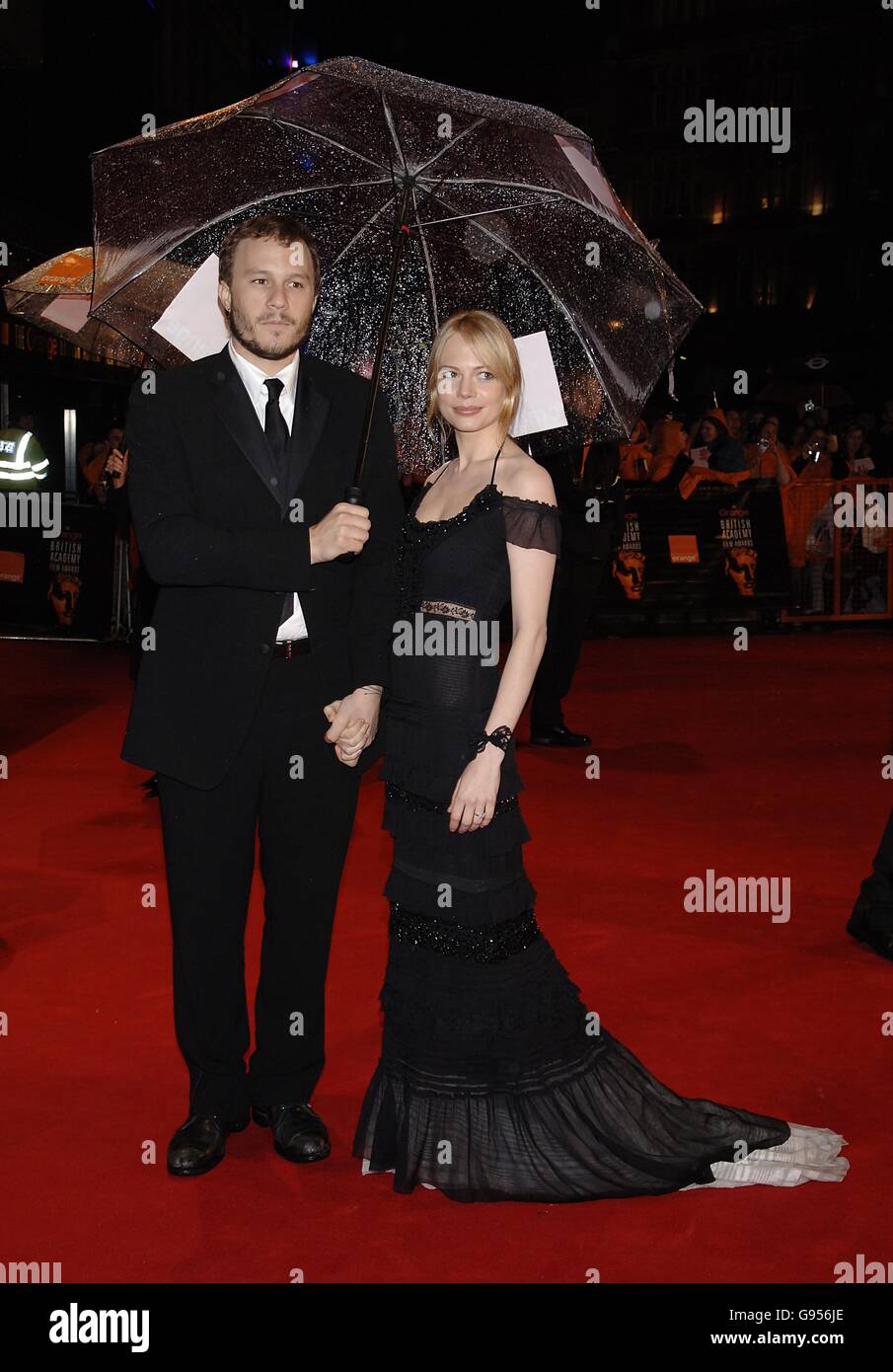 The Orange British Academy Film Awards (BAFTAS) 2006 - Odeon Leicester Square. Die Schauspielerin Michelle Williams und die Schauspielerin Heath Ledger kommen an Stockfoto