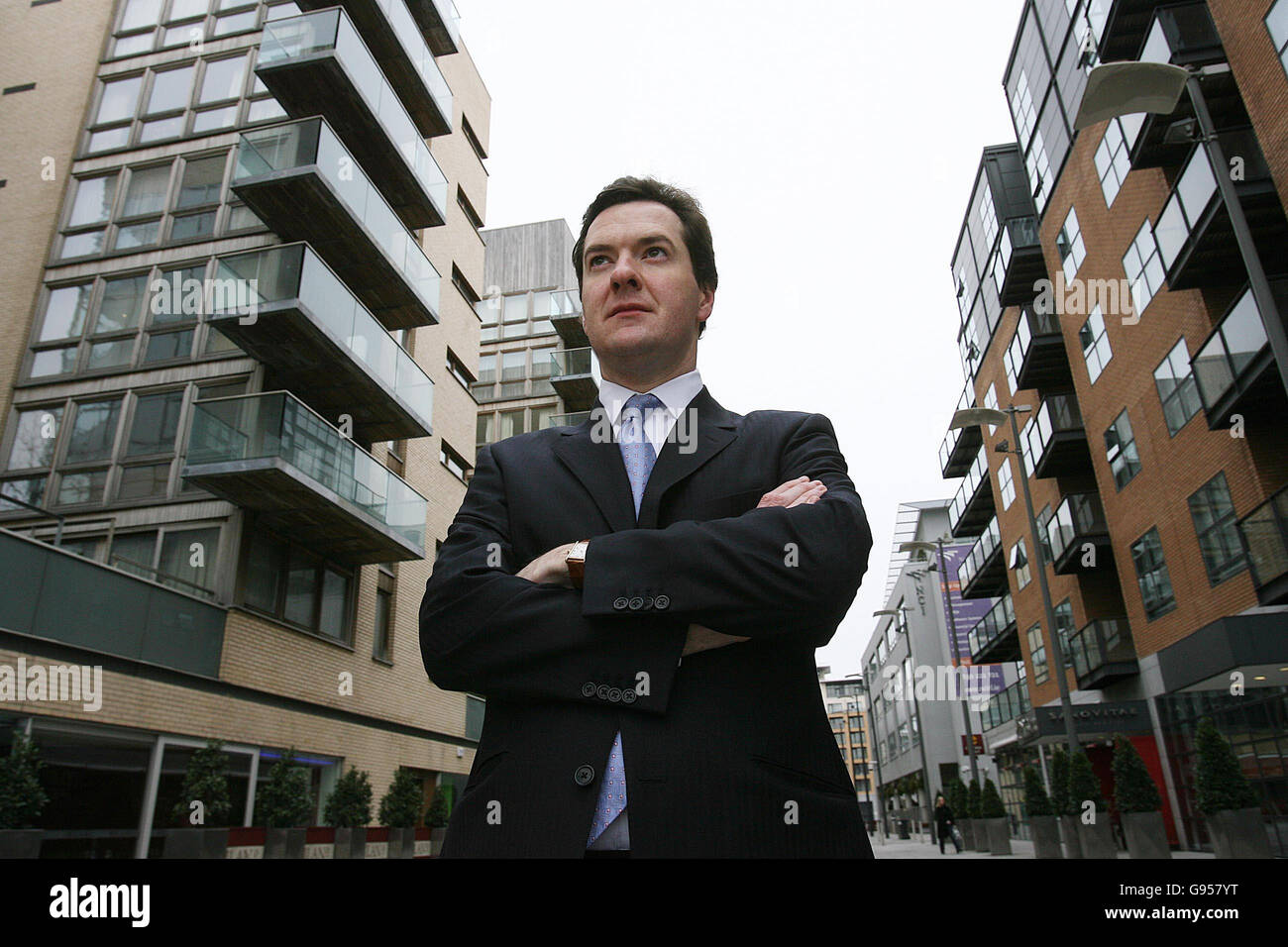 Großbritanniens Schattenkanzler George Osborne vor dem Irish Financial Services Centre, im Zentrum von Dublin, Donnerstag, 23. Februar 2006. Osborne war in Dublin, um einen Vortrag an der Smurfit Business School zu halten. Schattenkanzler George Osborne wird heute sagen, Gordon Browns Wirtschaftspolitik sei "mit der Vergangenheit verbunden" und ein Hindernis für Großbritannien, die Herausforderungen des 21. Jahrhunderts zu bewältigen und "eine ständig steigende Steuerbelastung, Und ein ständig wachsender Wohlfahrtsstaat wird Großbritannien nicht ausrüsten, um mit aufstrebenden Wirtschaftsriesen wie China und Indien zu konkurrieren. Siehe PA Geschichte POLITIK Osborne. DRÜCKEN Sie VERBANDSFOTO. Stockfoto