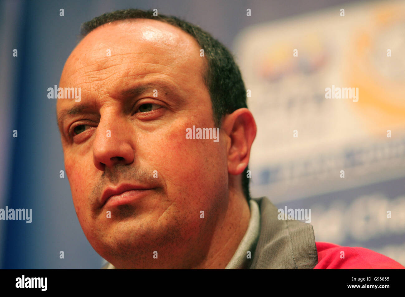 Liverpool Manager Rafael Benitez während einer Pressekonferenz im Royal Park Hotel in Yokahama, Japan, Montag, 12. Dezember 2005. Liverpool spielt am Donnerstag im Halbfinale der FIFA-Klubweltmeisterschaft die Sieger des australischen FC Sydney und des Costa Ricas Deportivo Saprissa. Siehe PA Geschichte FUSSBALL Liverpool. DRÜCKEN Sie VERBANDSFOTO. Bildnachweis sollte lauten: Martin Rickett/PA Stockfoto