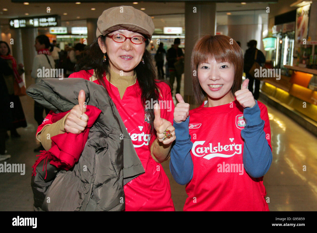 Liverpool-Fans aus Japan begrüßen das Team am Montag, den 12. Dezember 2005, am Flughafen Narita in Tokio, Japan. Liverpool spielt am Donnerstag im Halbfinale der FIFA-Klubweltmeisterschaft die Sieger des australischen FC Sydney und des Costa Ricas Deportivo Saprissa. Siehe PA Geschichte FUSSBALL Liverpool. DRÜCKEN SIE VERBANDSFOTO. Bildnachweis sollte lauten: Martin Rickett/PA Stockfoto