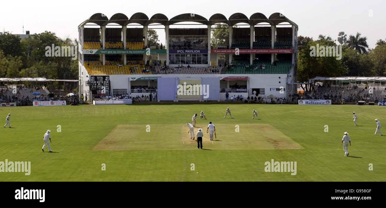 England Field am zweiten Tag des Tour-Spiels gegen die XI des indischen Vorstandspräsidenten auf dem IPCL Cricket Ground, Baroda, Indien, Freitag, 24. Februar 2006. Siehe PA Geschichte CRICKET England. DRÜCKEN SIE VERBANDSFOTO. Bildnachweis sollte lauten: Rebecca Naden/PA. Stockfoto