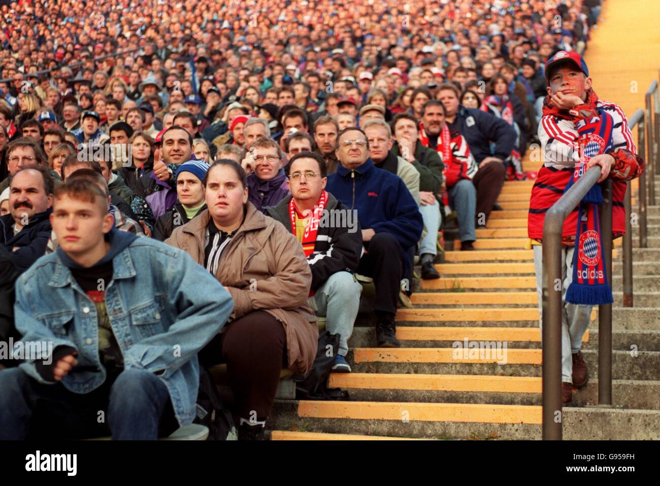 Ein junger Bayern-München-Fan kann keinen Platz finden Das vollgepackte Olympiastadion Stockfoto