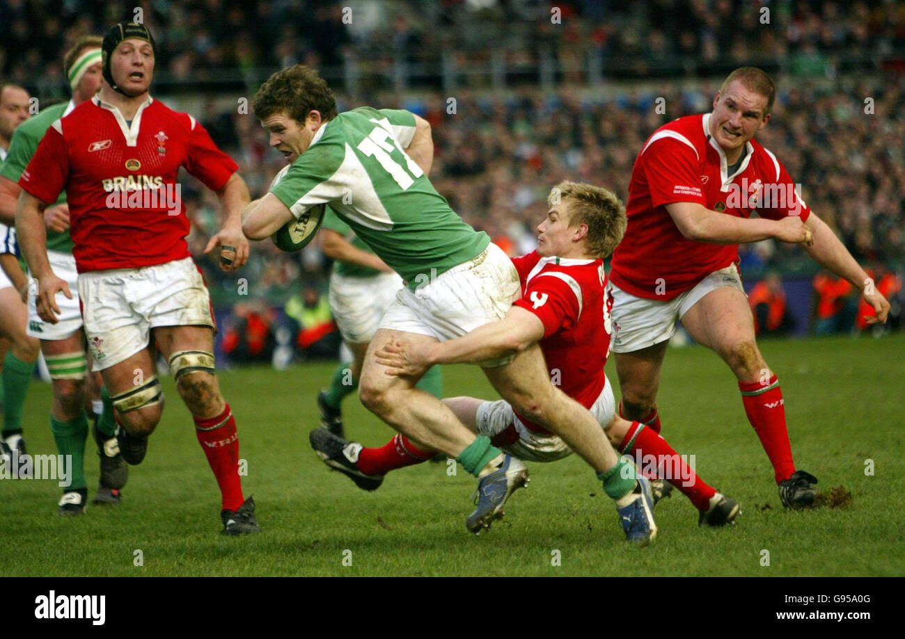 Gordon D'Arcy, Irlands Nationalist, geht für die Linie, da er von Wales' Dwayne Peel während des RBS 6 Nations-Spiels in Lansdowne Road, Dublin, Irland, Sonntag, 26. Februar 2006, angegangen wird. DRÜCKEN Sie VERBANDSFOTO. Bildnachweis sollte lauten: David Davies/PA. Stockfoto