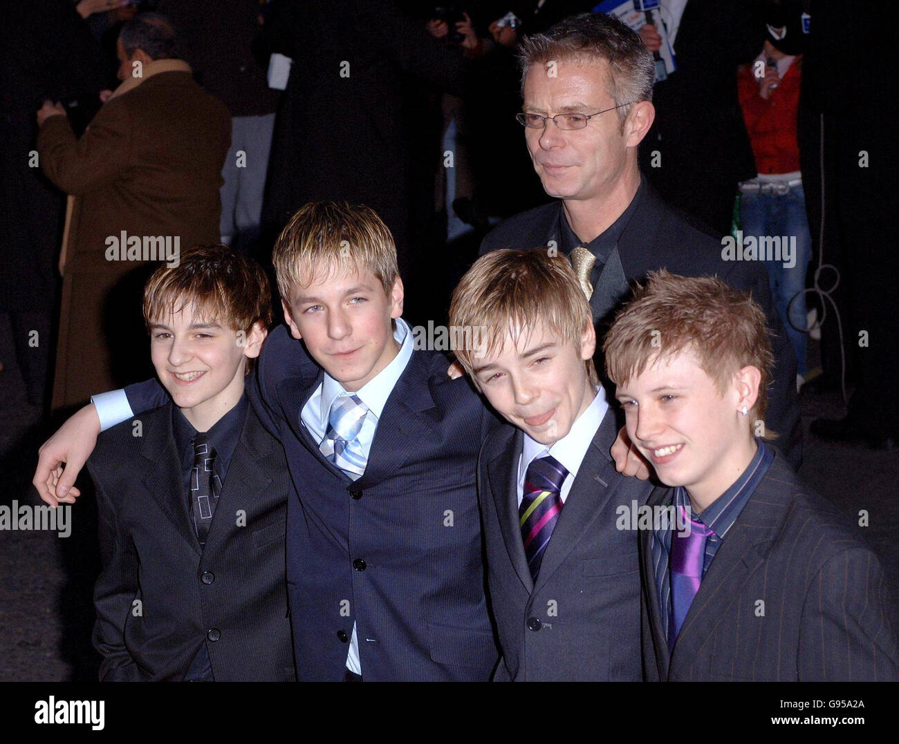 Regisseur Stephen Daldry mit dem Billy Elliot inszenieren Musikdarsteller (von links nach rechts) Leon Cooke, George Maguire, Liam Mower und James Lomas, als sie für die Laurence Olivier Awards im Londoner Hilton an der Park Lane im Zentrum von London ankommen, Sonntag, 26. Februar 2006. DRÜCKEN SIE VERBANDSFOTO. Bildnachweis sollte lauten: Steve Parsons/PA Stockfoto