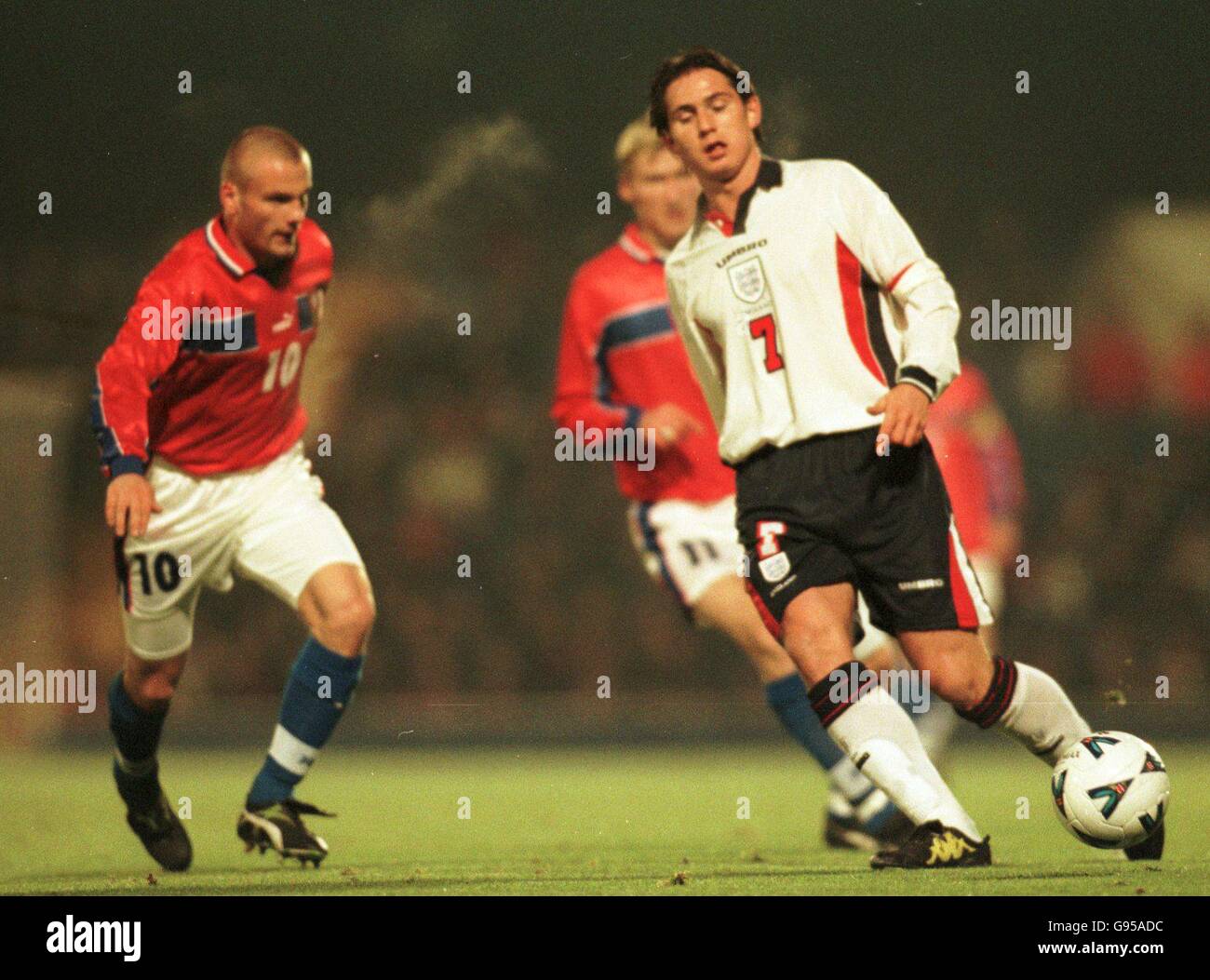 Fußball - unter 21 Jahren freundlich - England gegen Tschechien. Der englische Frank Lampard (rechts) legt den Ball ab, während Tomas Dosek (links) der Tschechischen Republik aufschaut Stockfoto