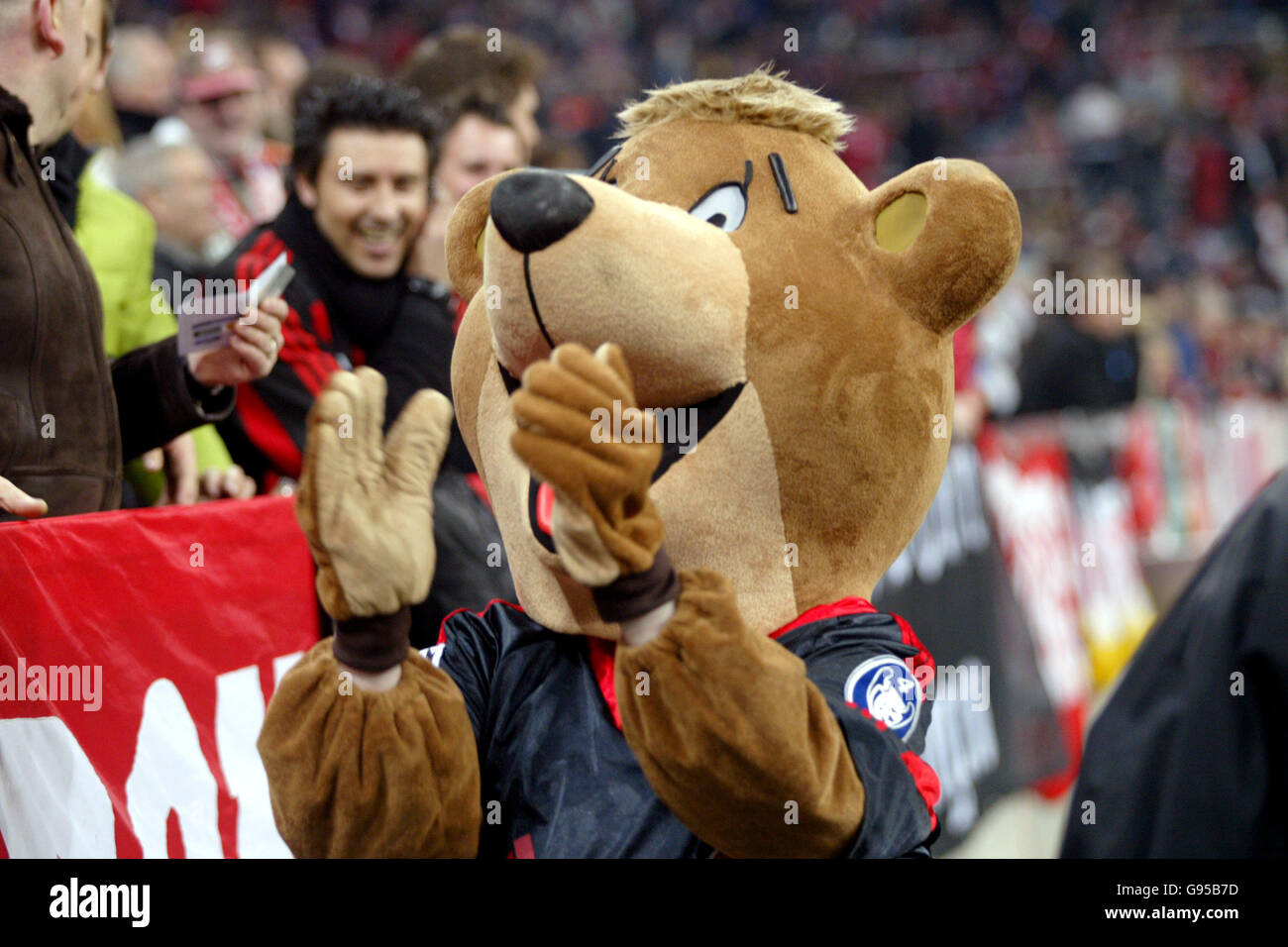 Fußball - UEFA Champions League - 16. Runde - Erstes Bein - Bayern München / AC Mailand - Allianz Arena. Die Fans des AC Mailand posieren für Bilder mit dem Maskottchen Bayern München Stockfoto